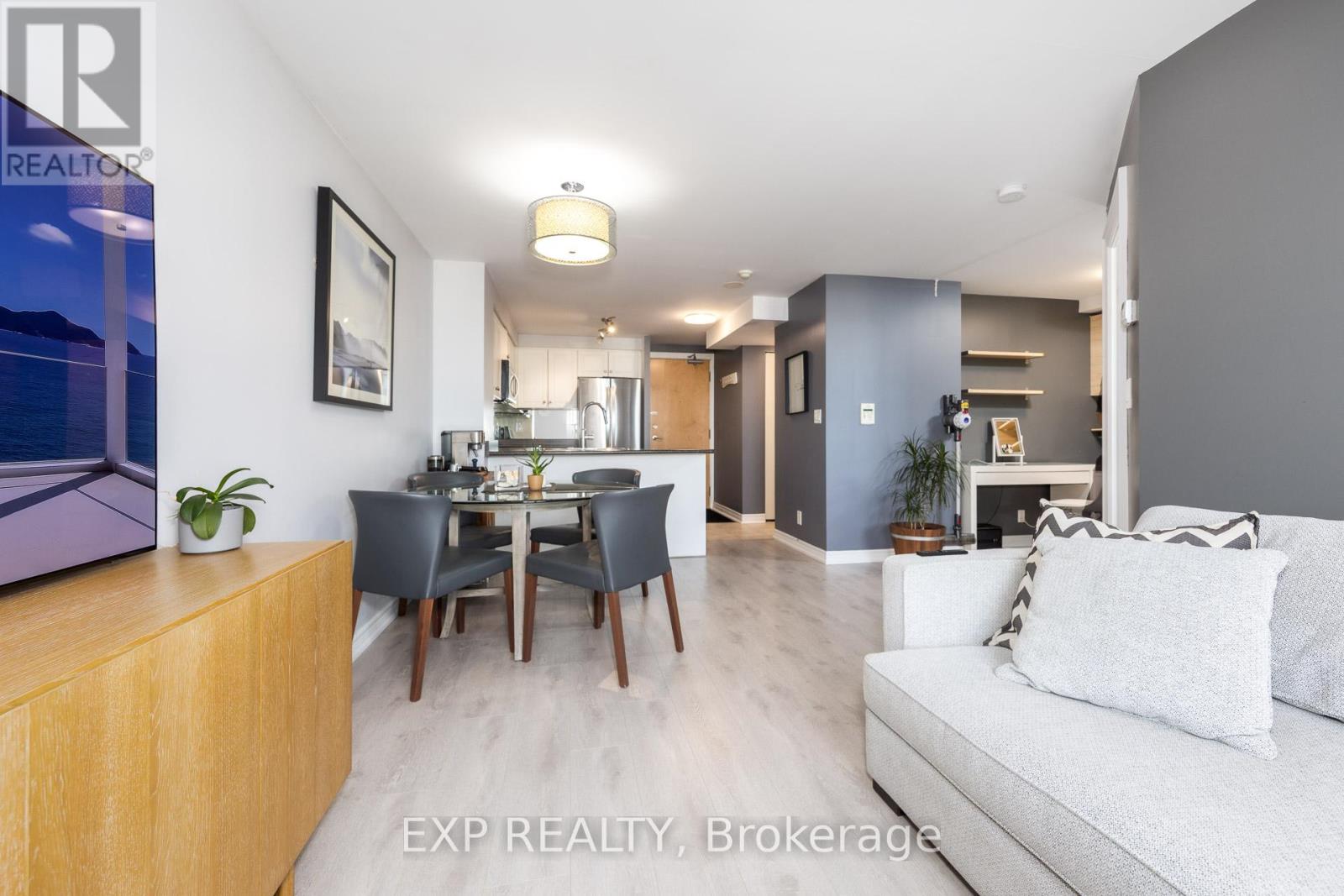 1510 - 212 Eglinton Avenue, Toronto, Ontario  M4P 0A3 - Photo 10 - C12599378