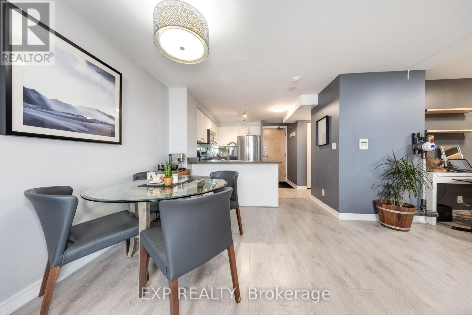 1510 - 212 Eglinton Avenue, Toronto, Ontario  M4P 0A3 - Photo 8 - C12599378