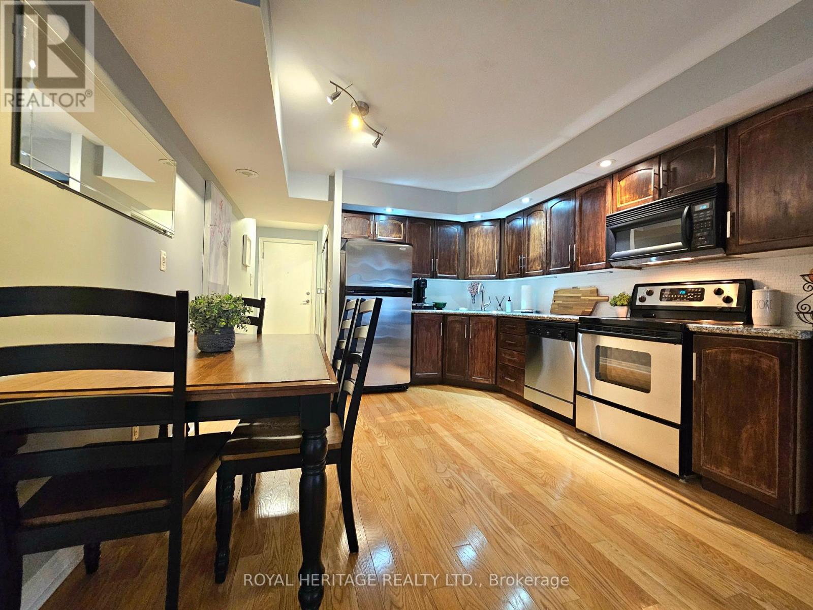 807 - 270 Wellington Street W, Toronto, Ontario  M5V 3P5 - Photo 2 - C12599418