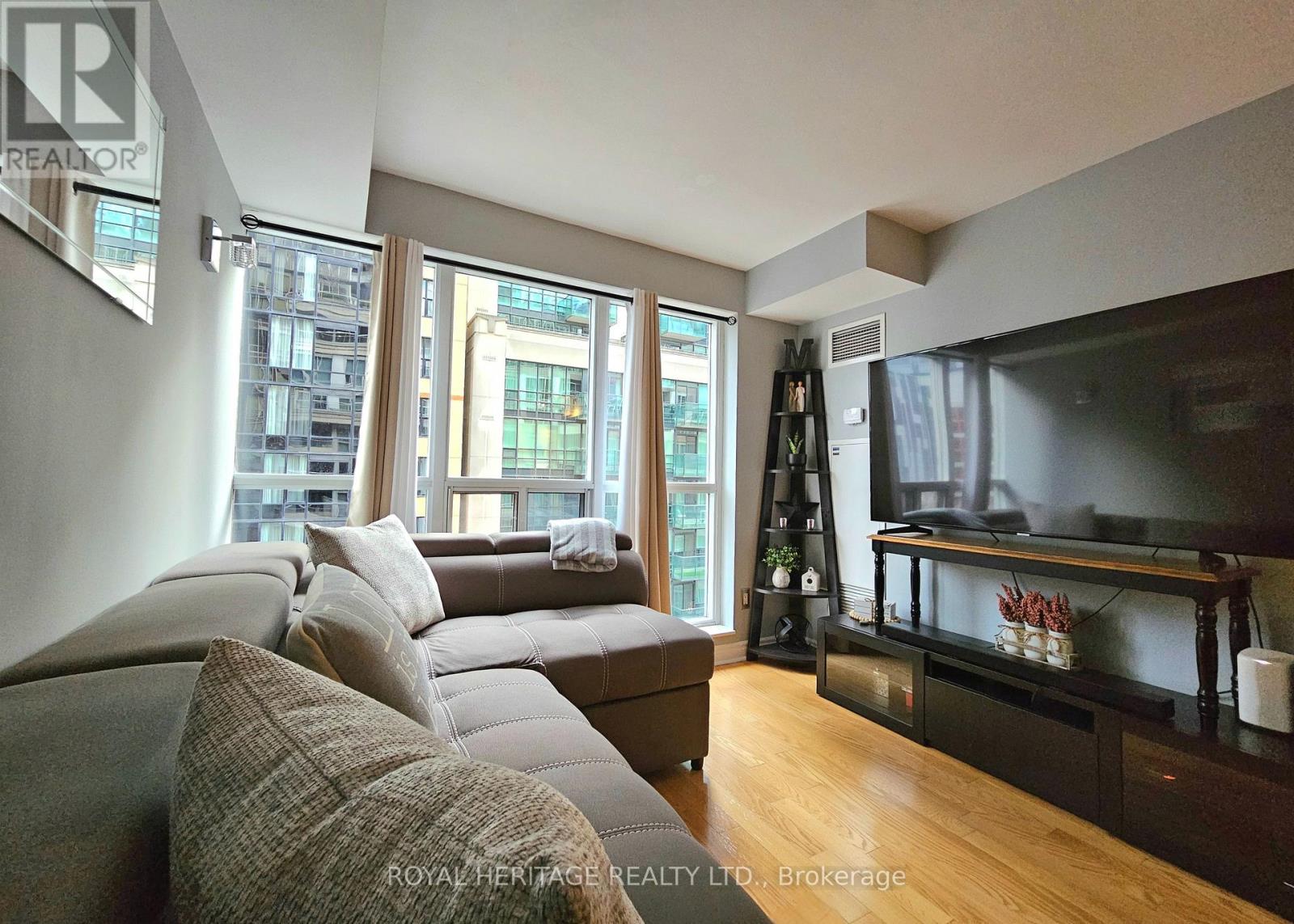 807 - 270 Wellington Street W, Toronto, Ontario  M5V 3P5 - Photo 9 - C12599418