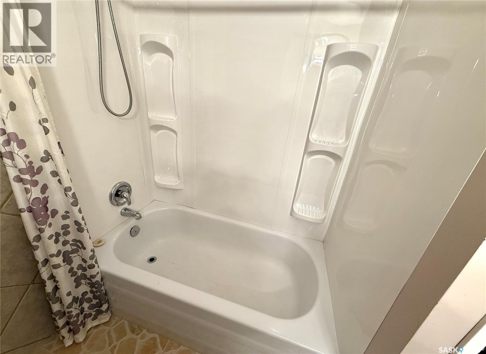 2472 Ross Crescent, North Battleford, Saskatchewan  S9A 3R3 - Photo 11 - SK021101