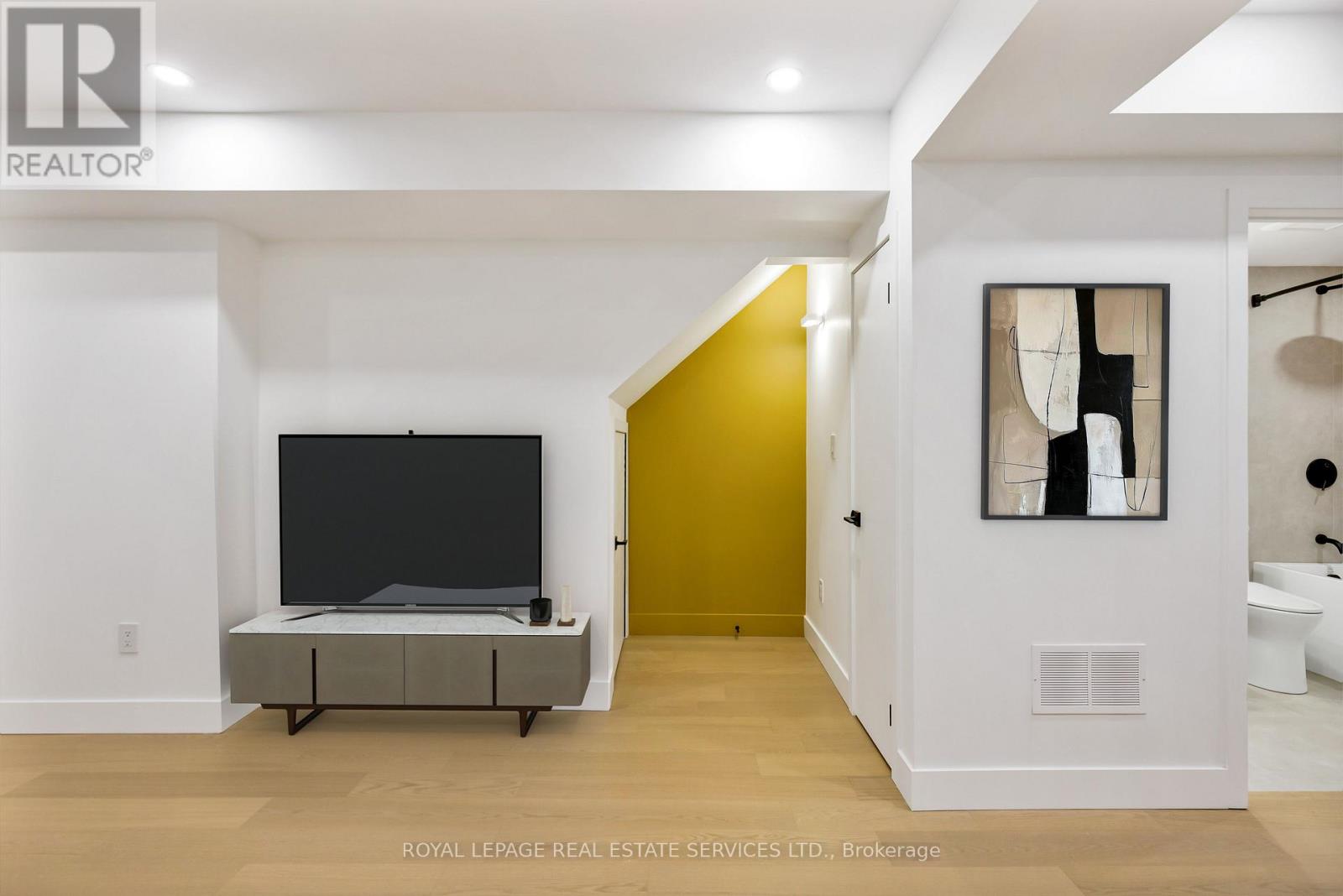 Mainfloor - 396 Jones Avenue, Toronto, Ontario  M4J 3G3 - Photo 4 - E12599294