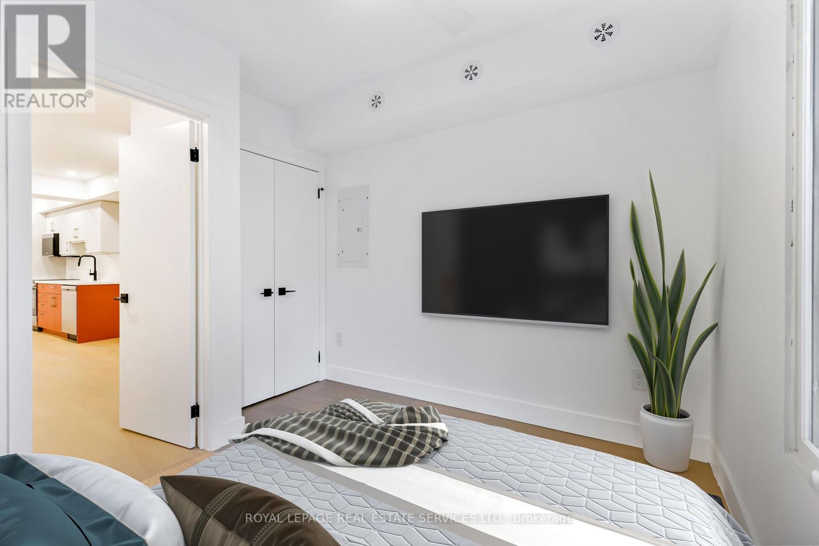 Mainfloor - 396 Jones Avenue, Toronto, Ontario  M4J 3G3 - Photo 7 - E12599294