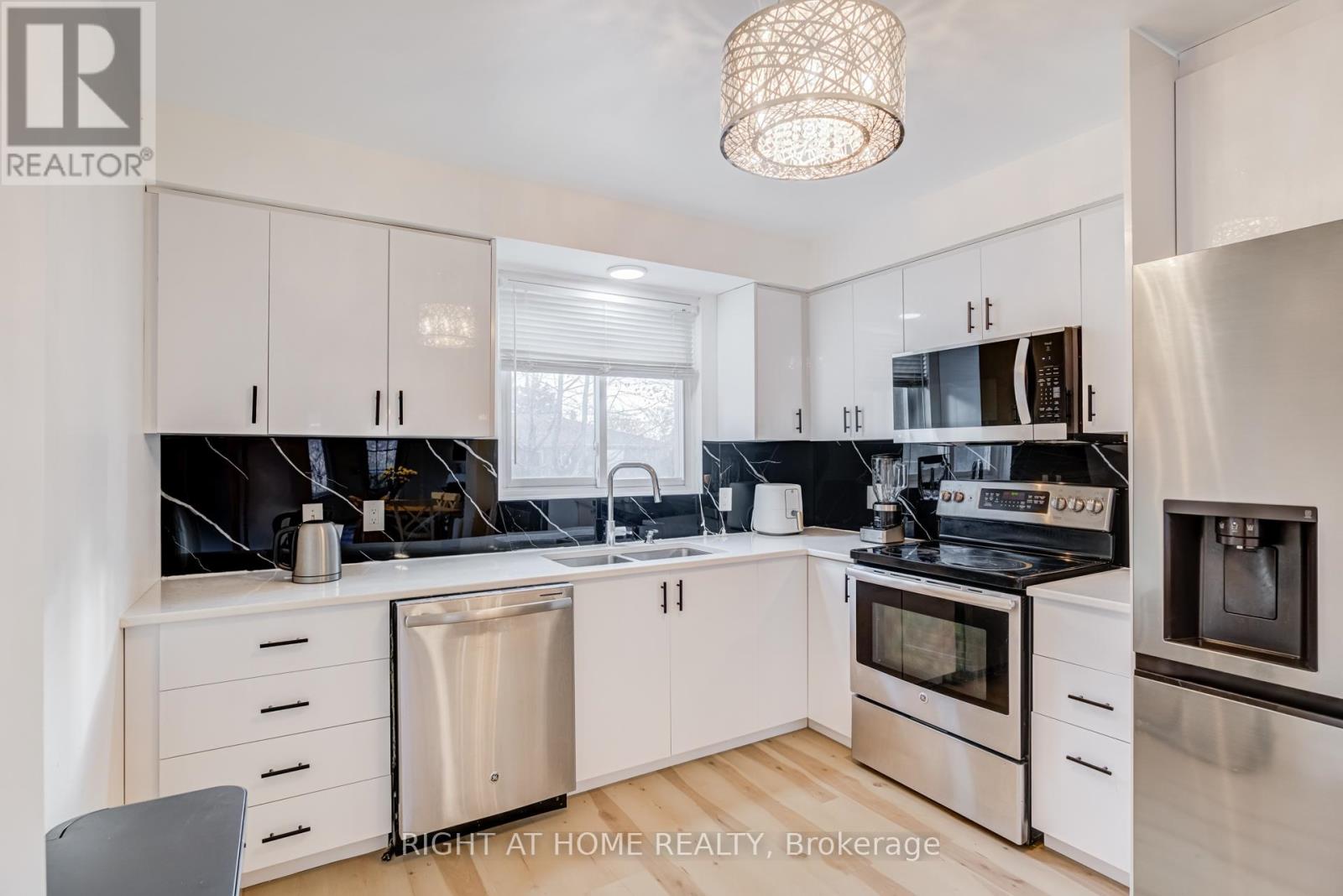 37 - 37 The Carriage Way, Markham, Ontario  L3T 4V1 - Photo 3 - N12599346