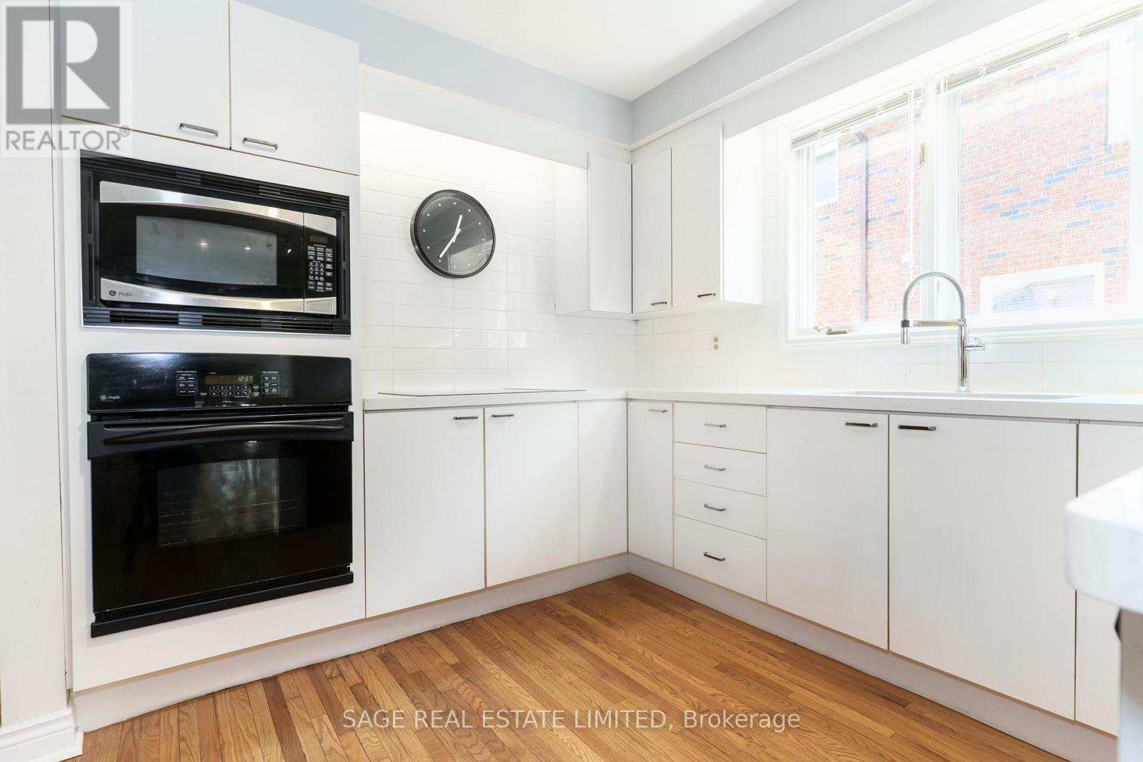 1859 Sherwood Forrest Circle, Mississauga, Ontario  L5K 2G6 - Photo 11 - W12599268