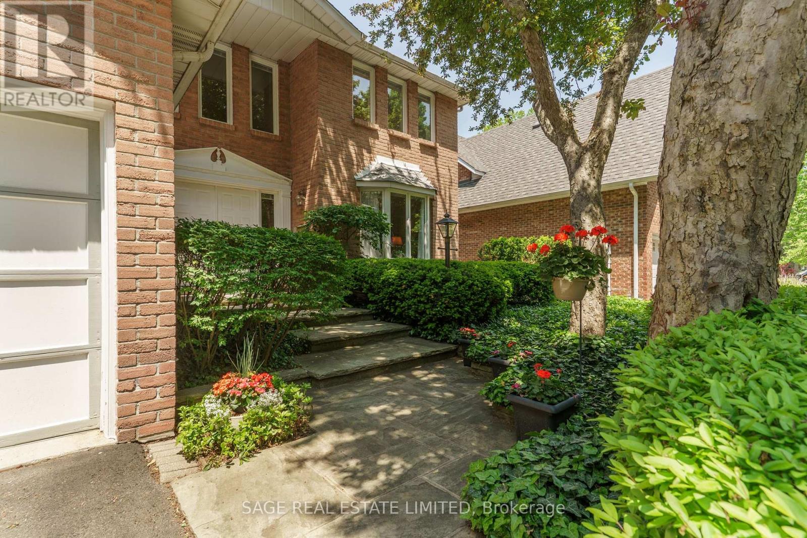 1859 Sherwood Forrest Circle, Mississauga, Ontario  L5K 2G6 - Photo 2 - W12599268