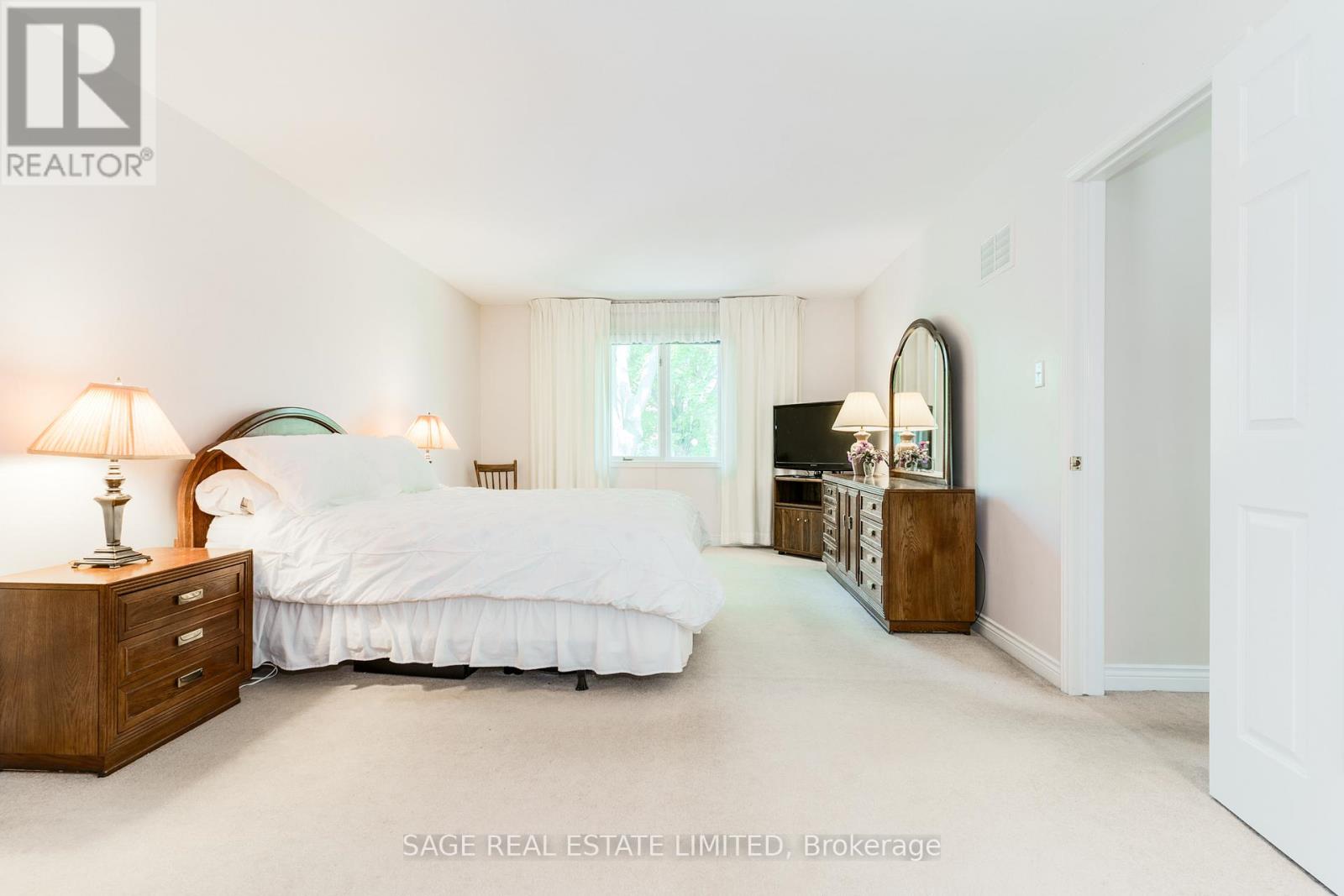 1859 Sherwood Forrest Circle, Mississauga, Ontario  L5K 2G6 - Photo 24 - W12599268