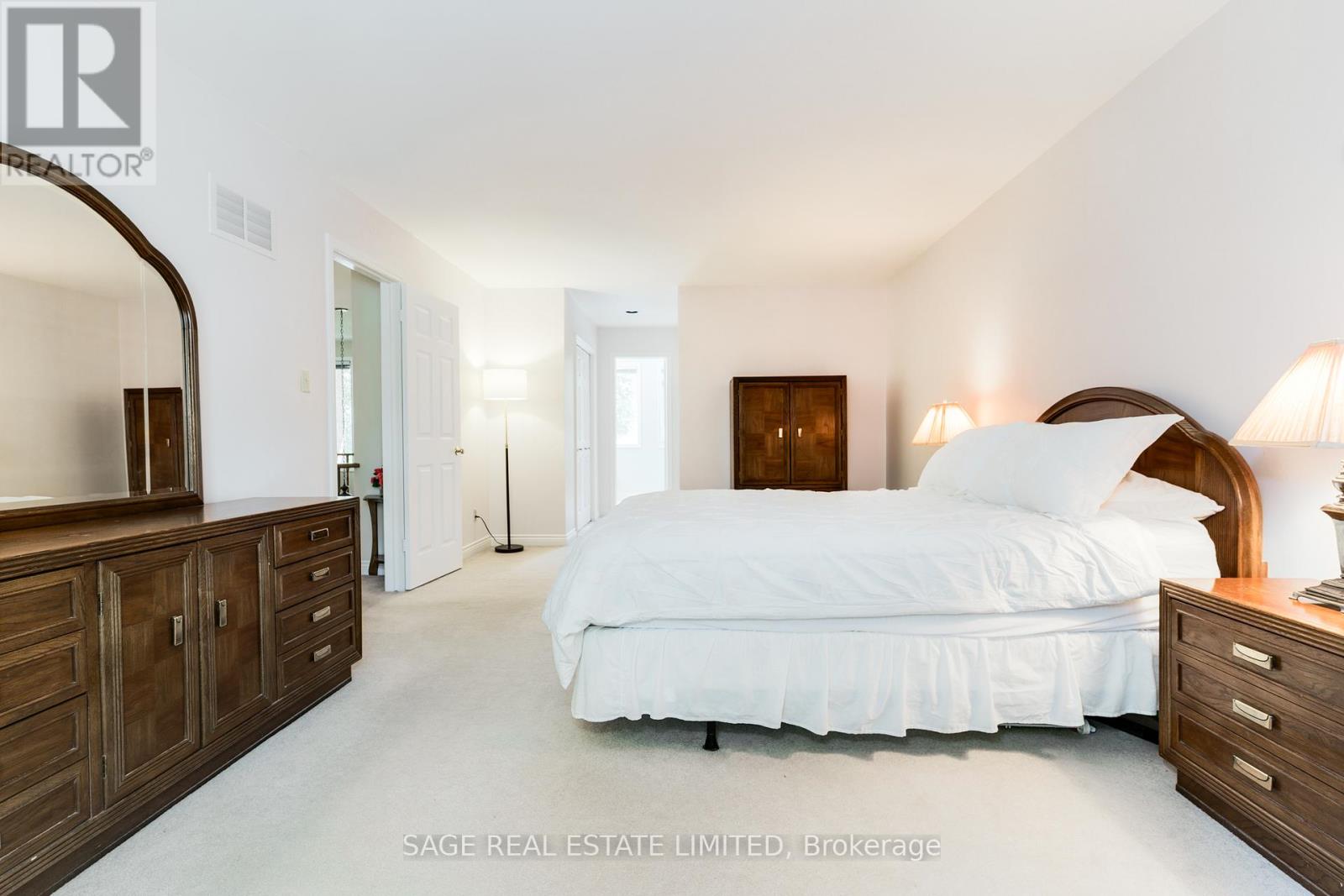 1859 Sherwood Forrest Circle, Mississauga, Ontario  L5K 2G6 - Photo 25 - W12599268