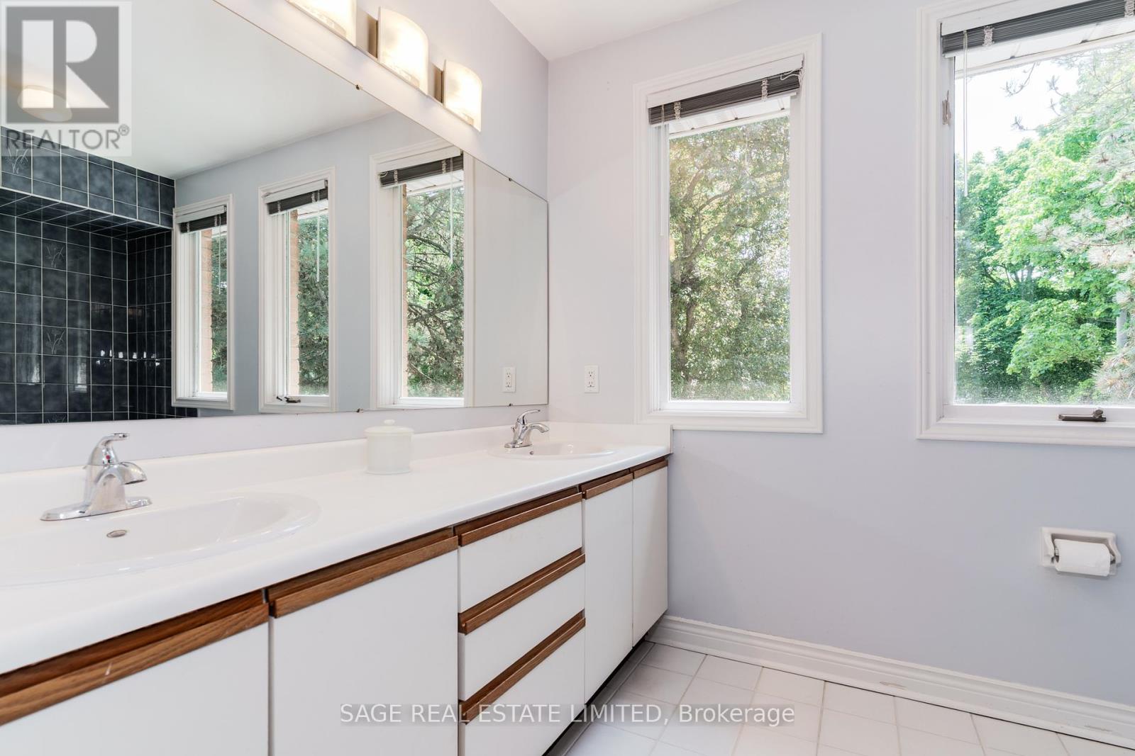 1859 Sherwood Forrest Circle, Mississauga, Ontario  L5K 2G6 - Photo 27 - W12599268