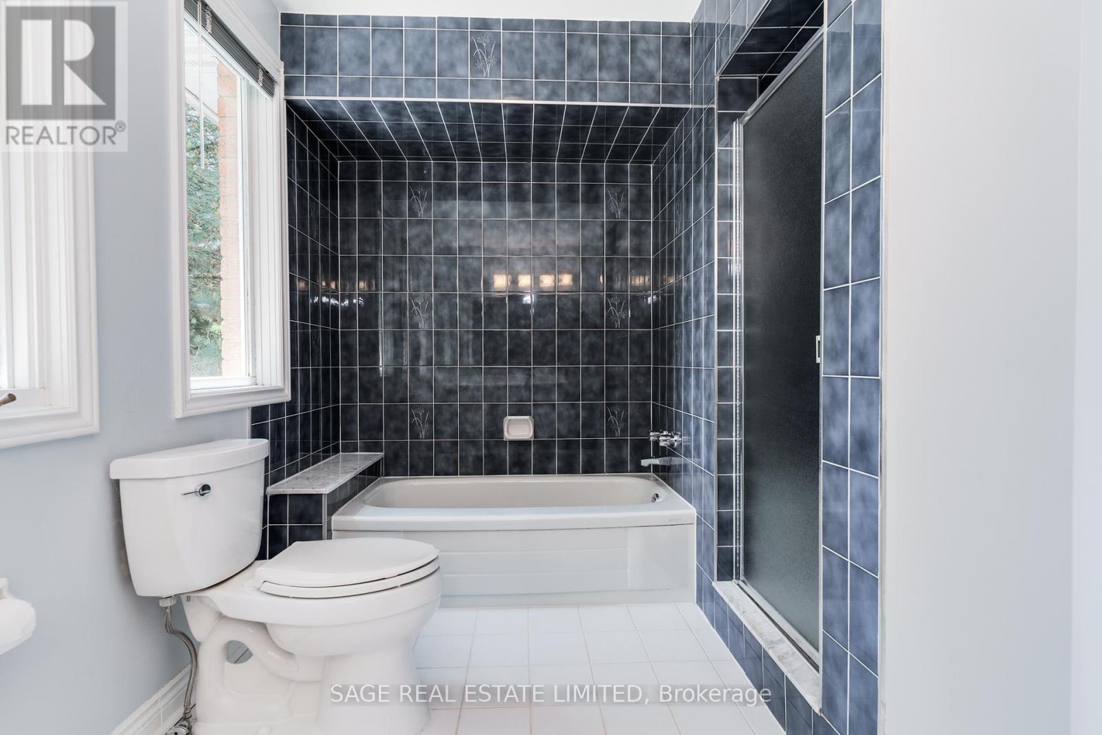 1859 Sherwood Forrest Circle, Mississauga, Ontario  L5K 2G6 - Photo 28 - W12599268