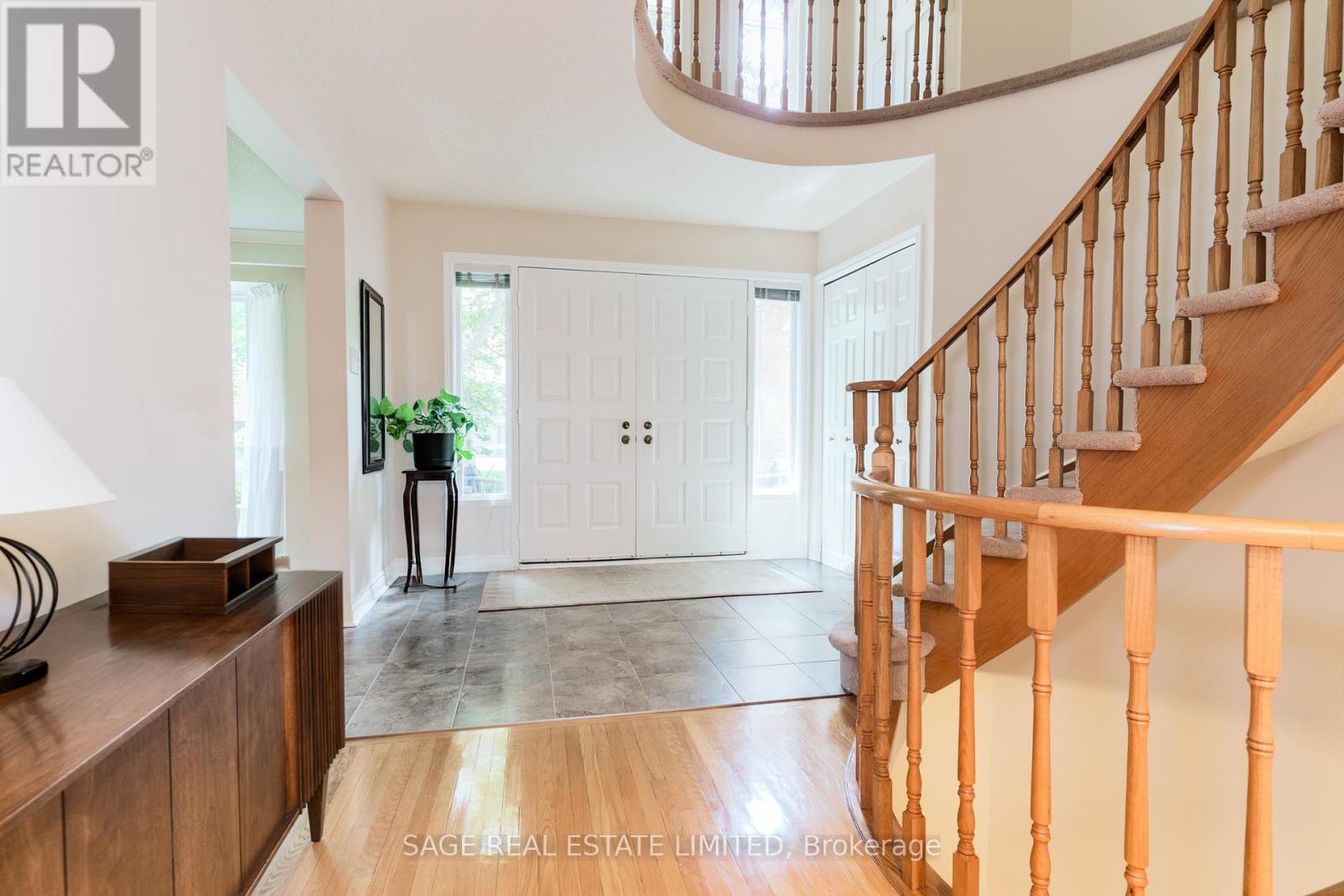 1859 Sherwood Forrest Circle, Mississauga, Ontario  L5K 2G6 - Photo 4 - W12599268