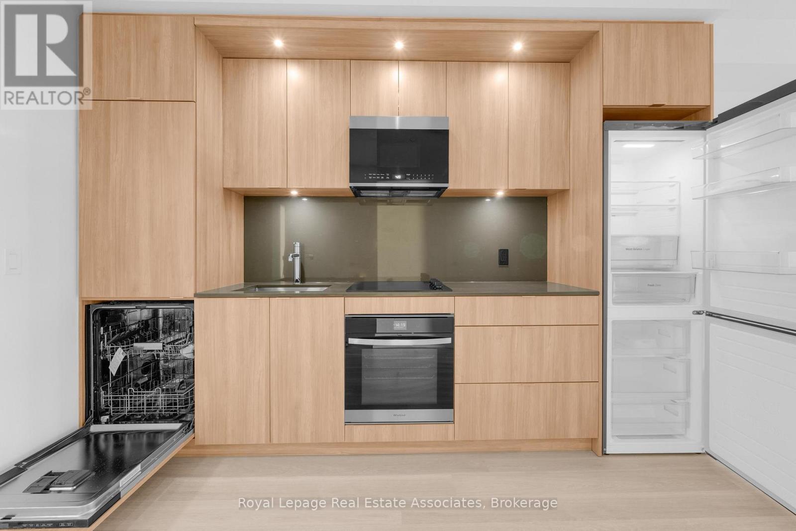 1008 - 60 Central Park Roadway, Toronto, Ontario  M9A 3K1 - Photo 4 - W12599342