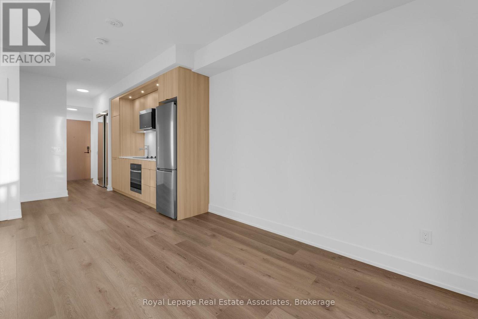 611 - 60 Central Park Roadway, Toronto, Ontario  M9A 3K1 - Photo 8 - W12599348