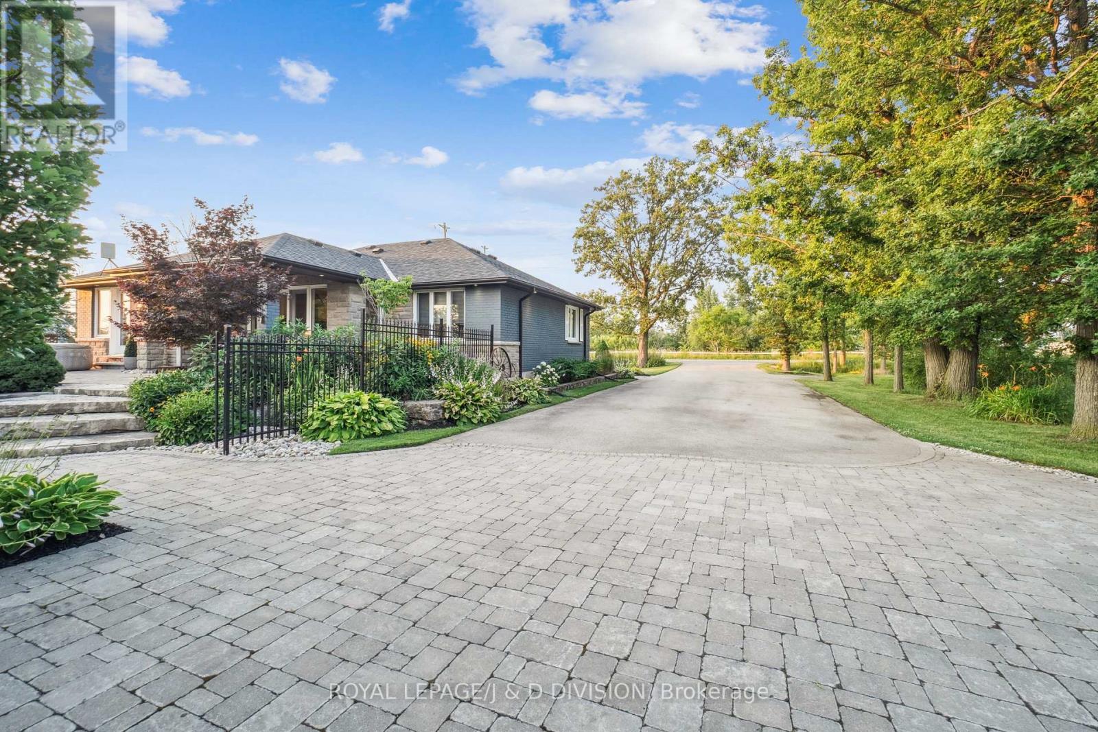 4402 Tremaine Road, Milton, Ontario  L9T 2Y1 - Photo 2 - W12460853