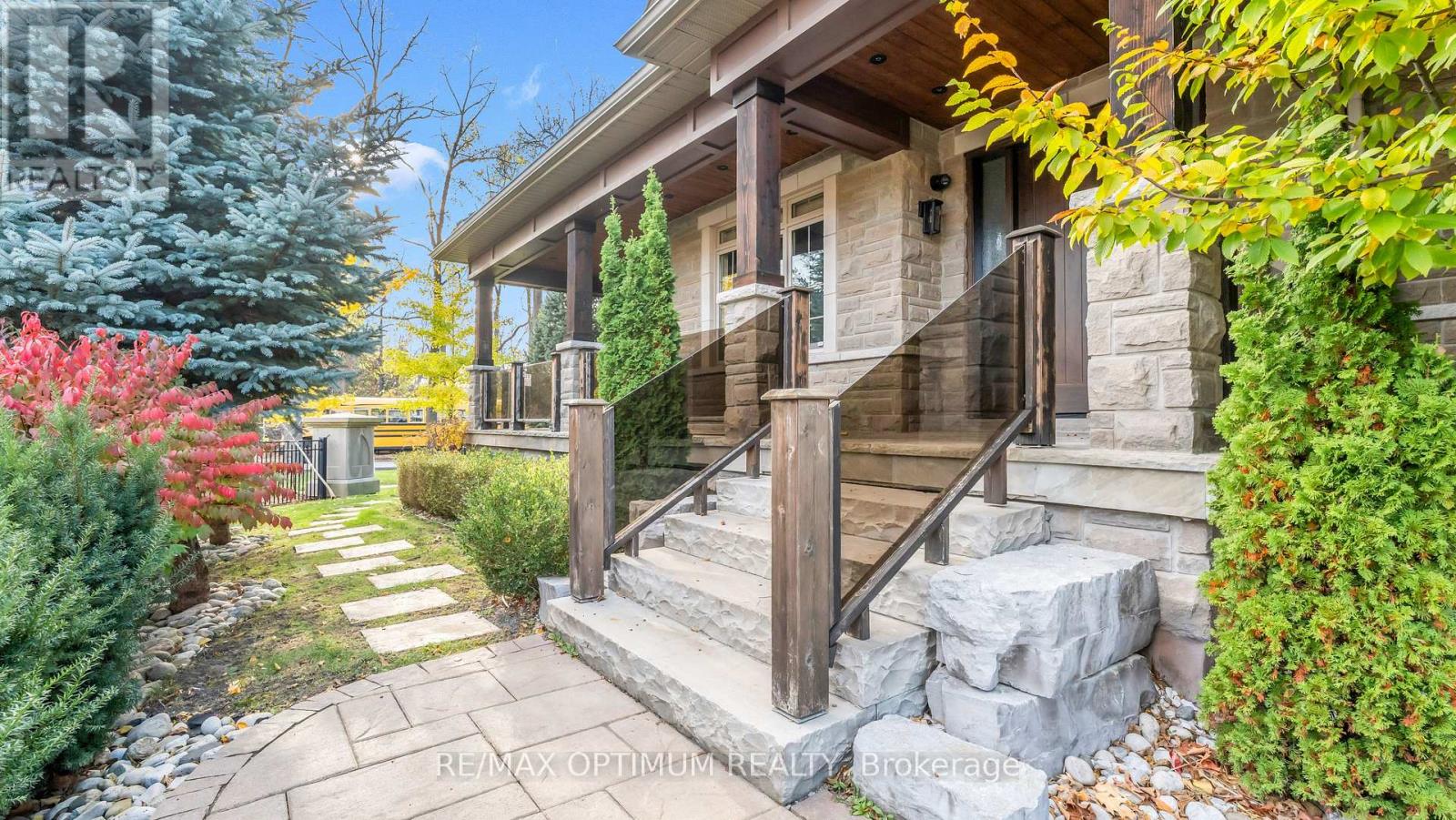 2 Berkwood Hollow, Brampton, Ontario  L6Y 0G8 - Photo 4 - W12502352