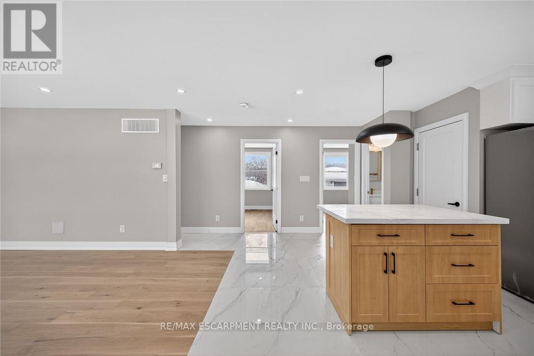 84 Blanmora Drive, Hamilton, Ontario  L8G 2A8 - Photo 5 - X12599306