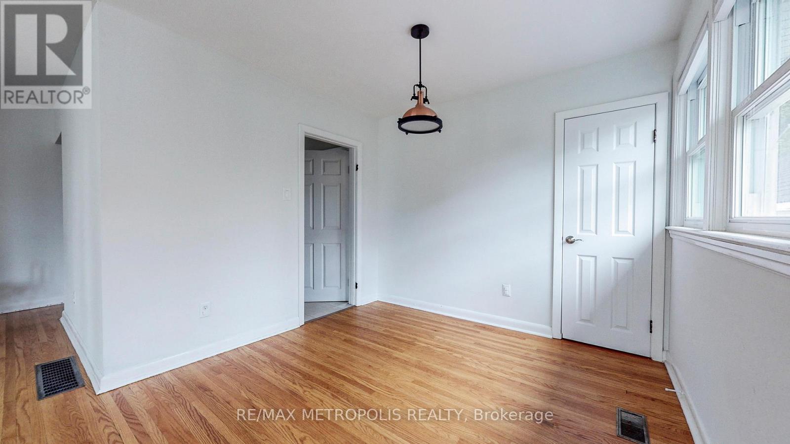 Main - 1020 Brewer Street, Peterborough Central, Ontario  K9J 5B4 - Photo 12 - X12599352