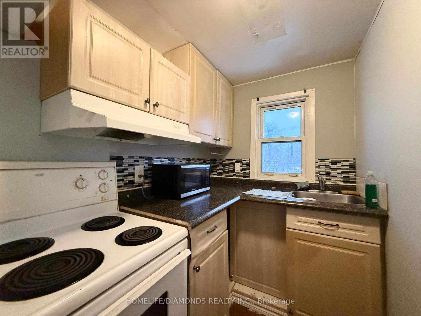 Upper - 401 Queenston Street, St. Catharines, Ontario  L2P 2Y1 - Photo 3 - X12599376