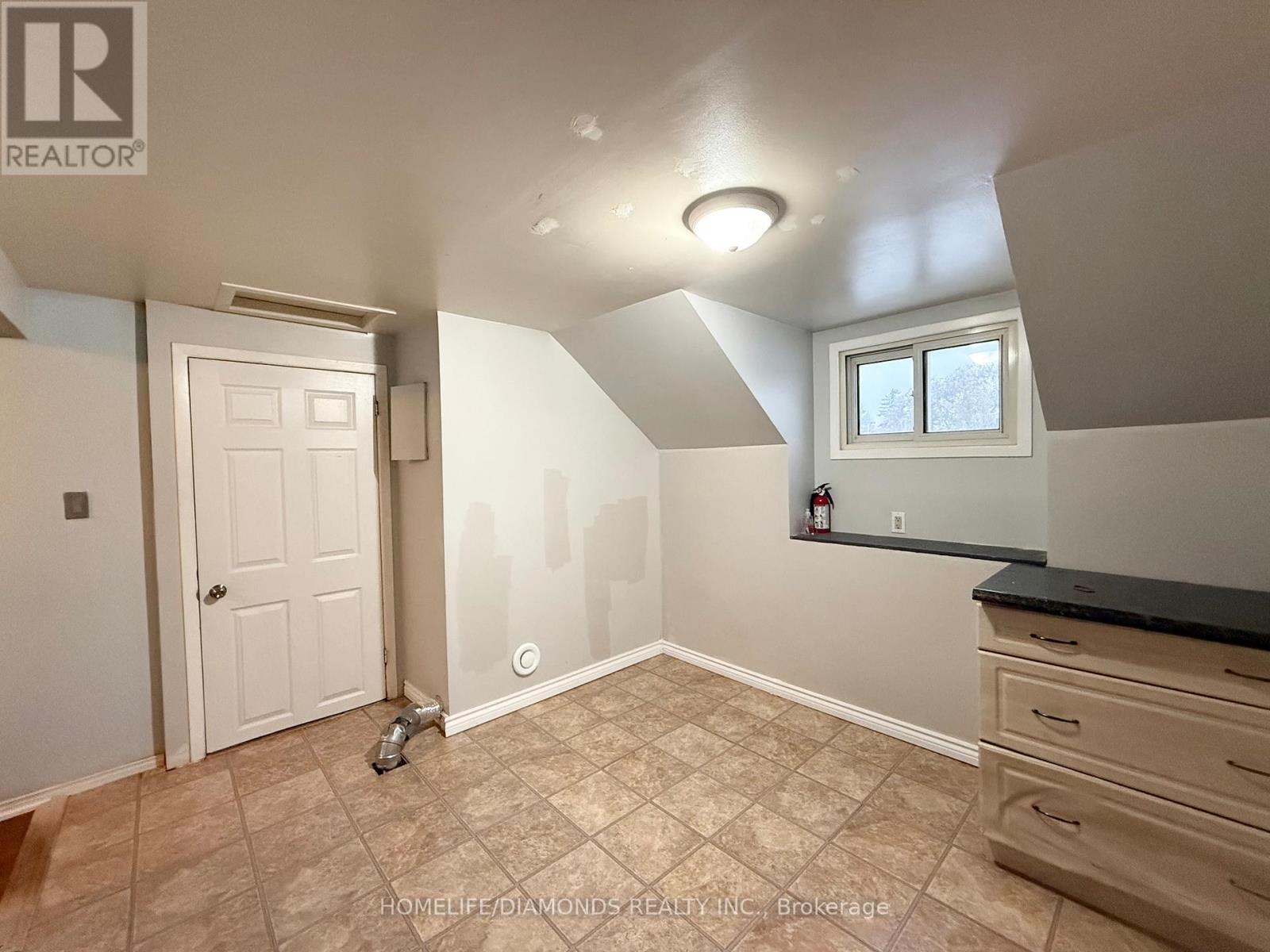 Upper - 401 Queenston Street, St. Catharines, Ontario  L2P 2Y1 - Photo 7 - X12599376