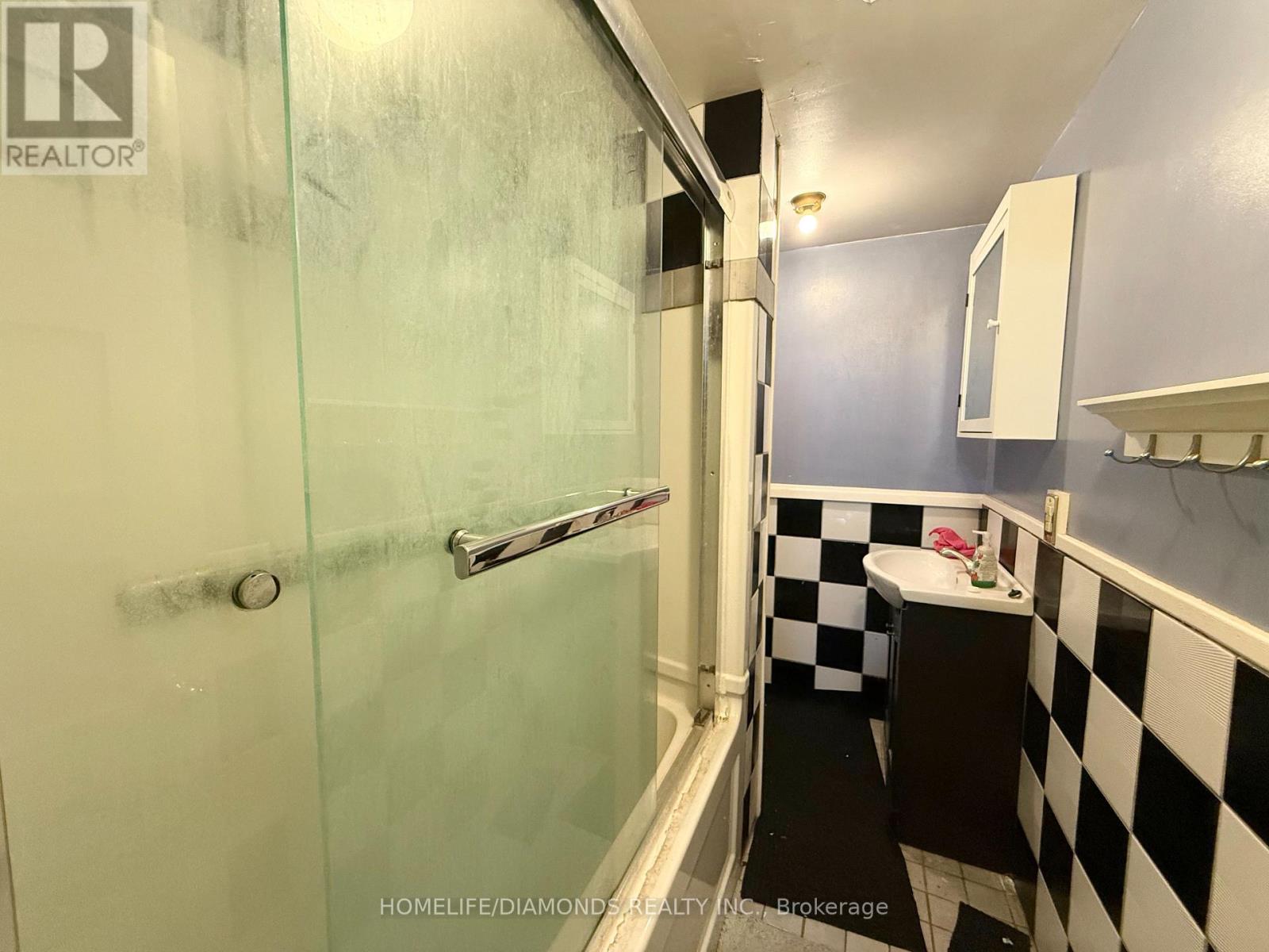 Upper - 401 Queenston Street, St. Catharines, Ontario  L2P 2Y1 - Photo 9 - X12599376