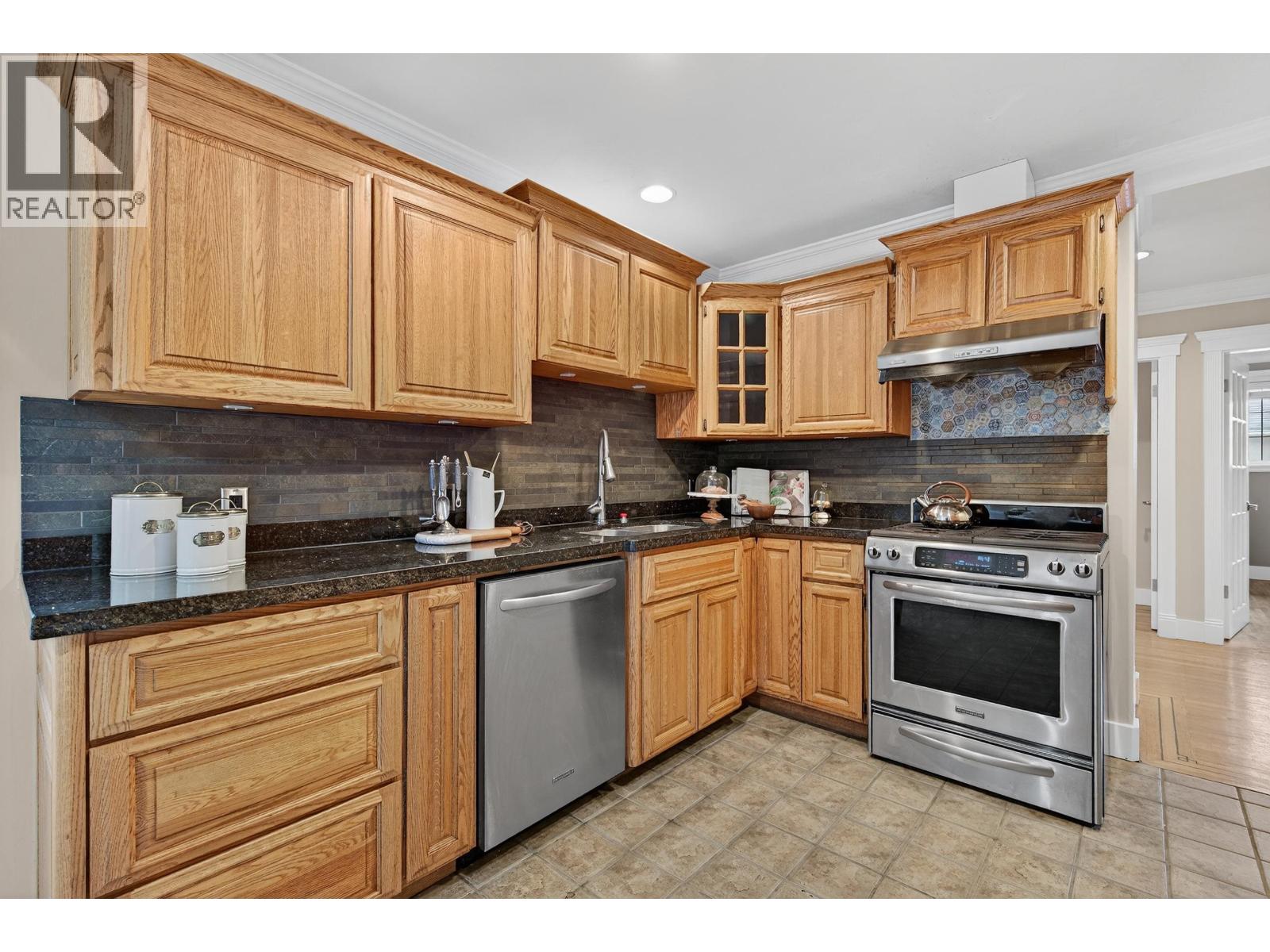 707 Newport Street, Coquitlam, British Columbia  V3J 3H7 - Photo 7 - R3071958