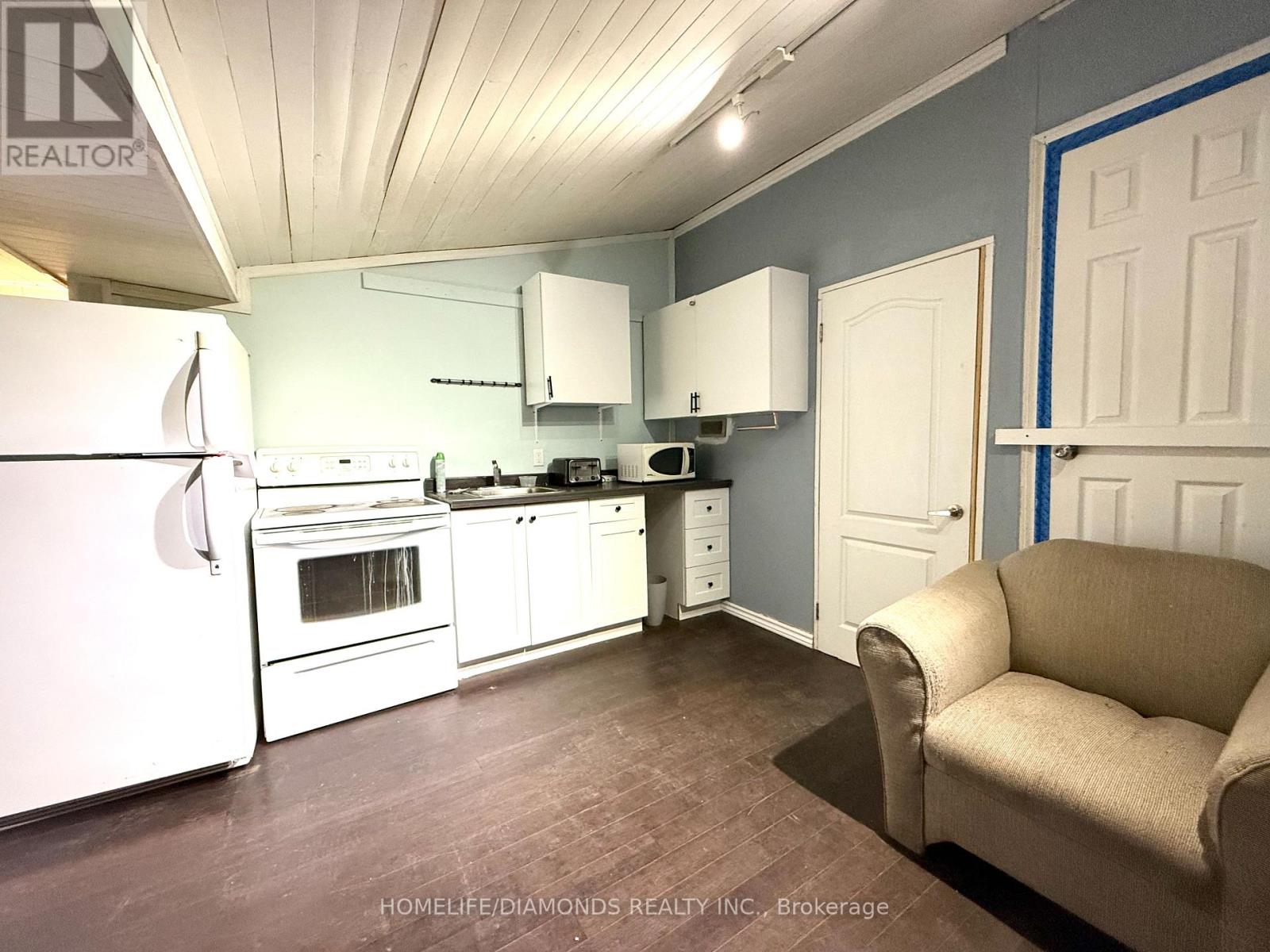 Side - 401 Queenston Street, St. Catharines, Ontario  L2P 2Y1 - Photo 2 - X12599444