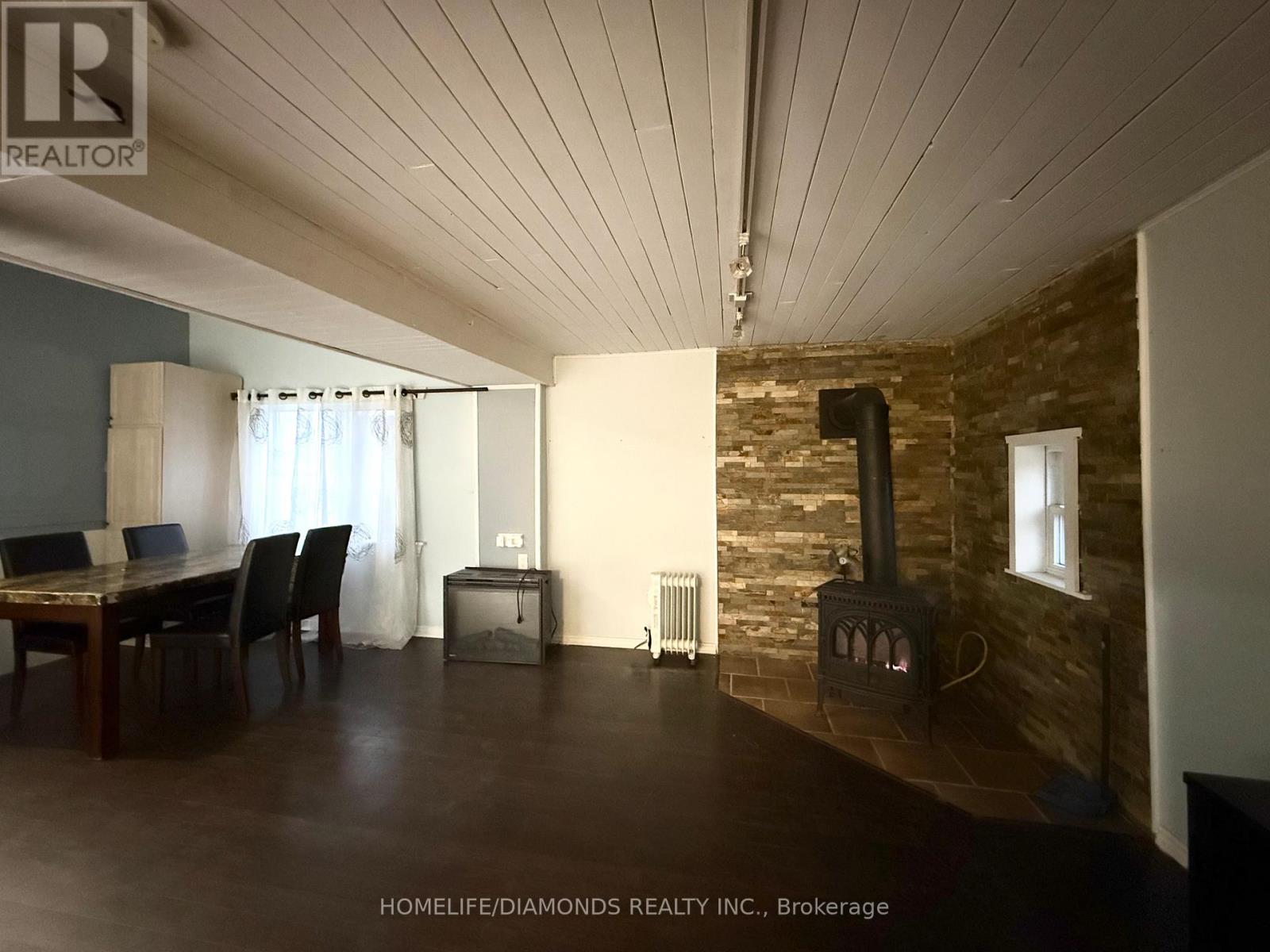 Side - 401 Queenston Street, St. Catharines, Ontario  L2P 2Y1 - Photo 3 - X12599444