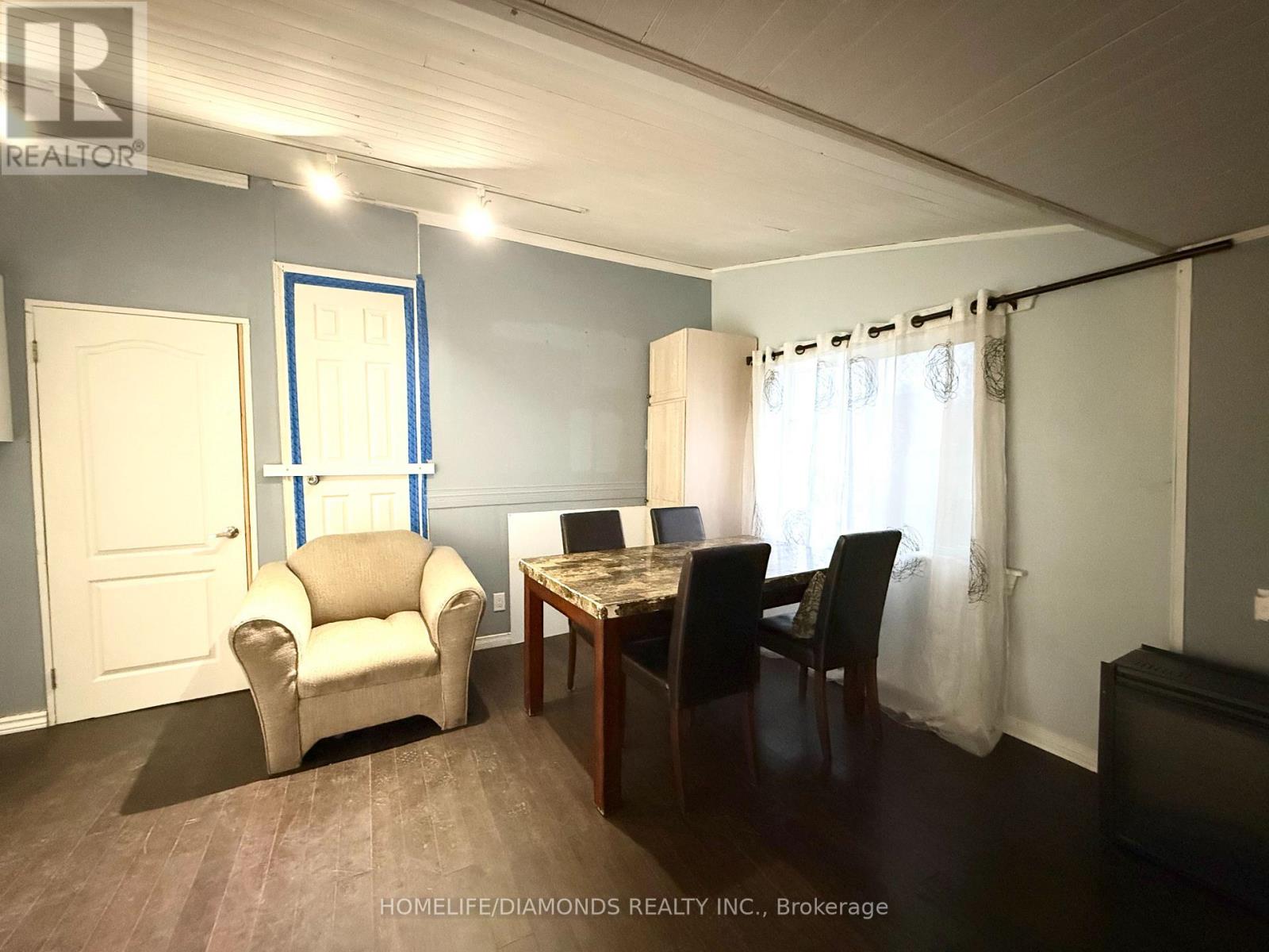 Side - 401 Queenston Street, St. Catharines, Ontario  L2P 2Y1 - Photo 4 - X12599444