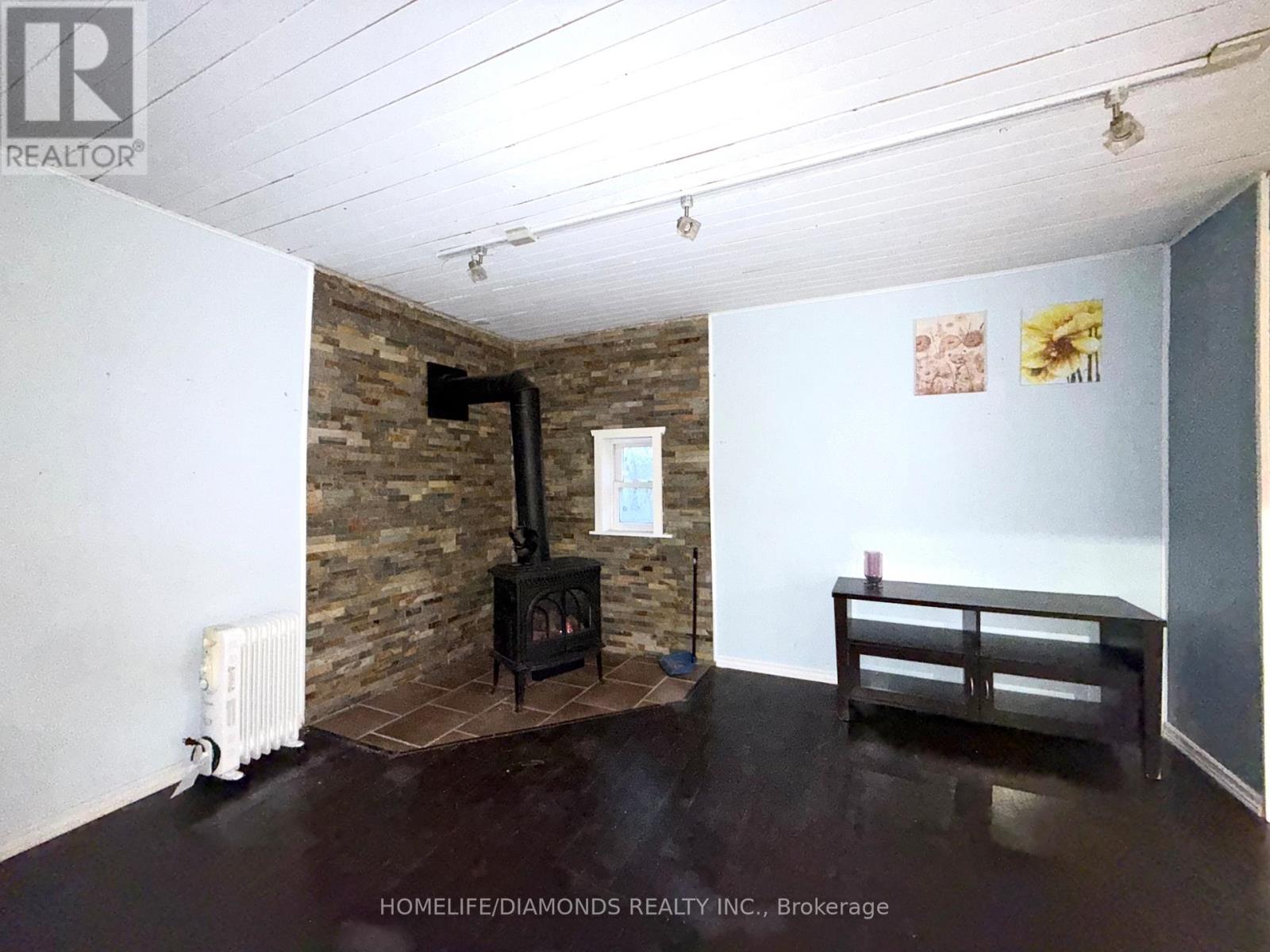 Side - 401 Queenston Street, St. Catharines, Ontario  L2P 2Y1 - Photo 5 - X12599444