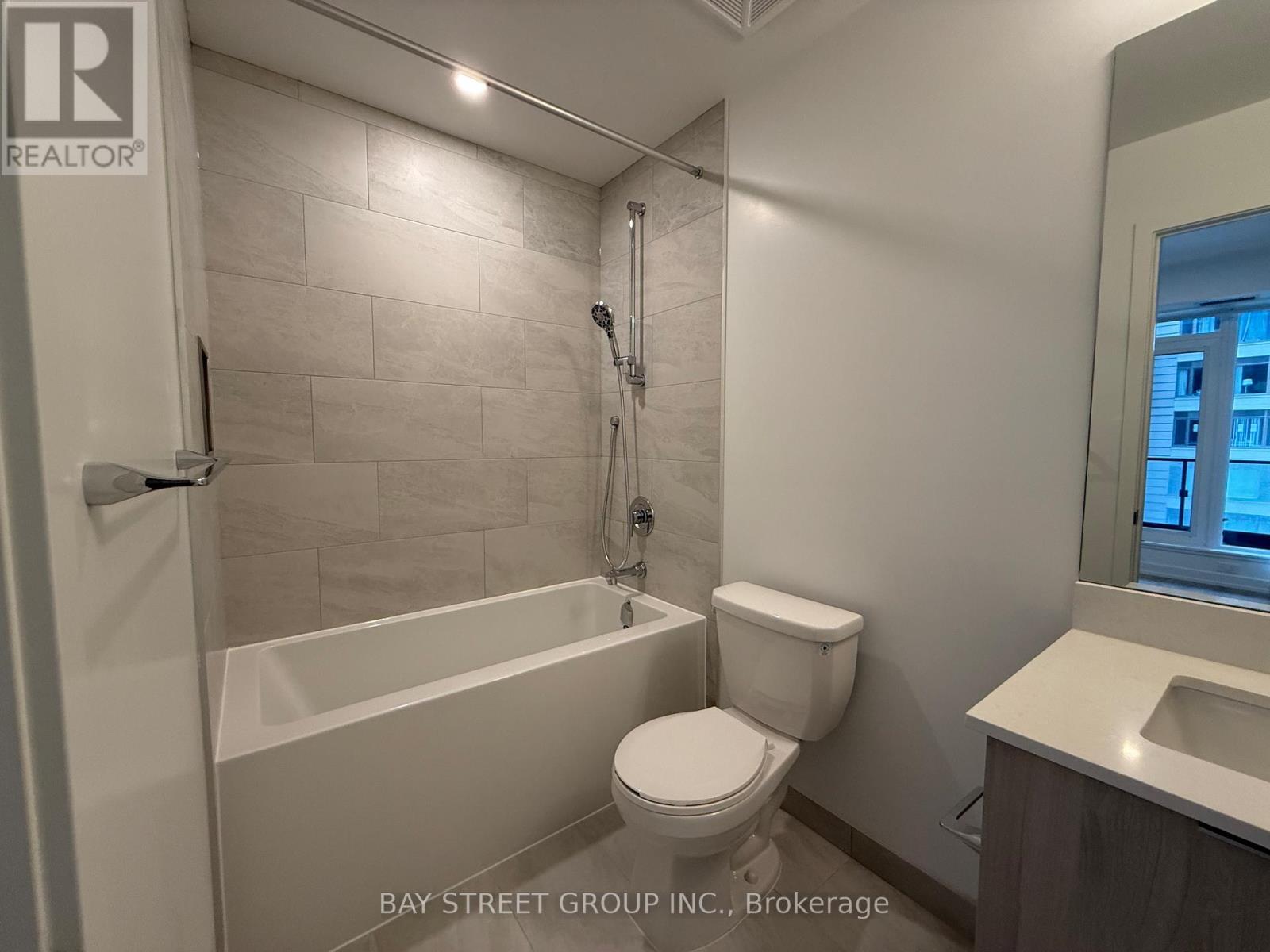 2705 - 395 Square One Drive, Mississauga, Ontario  L5B 0P6 - Photo 17 - W12599486