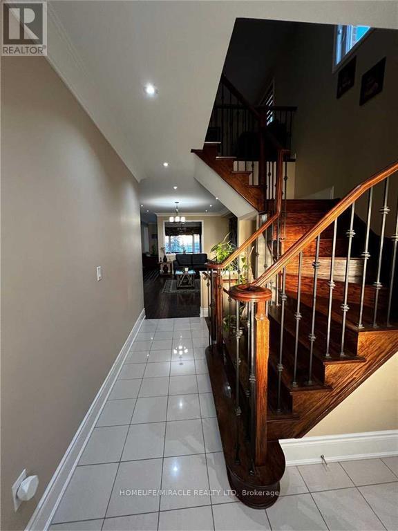 17 Gosling Street, Brampton, Ontario  L6Y 0T7 - Photo 2 - W12599508