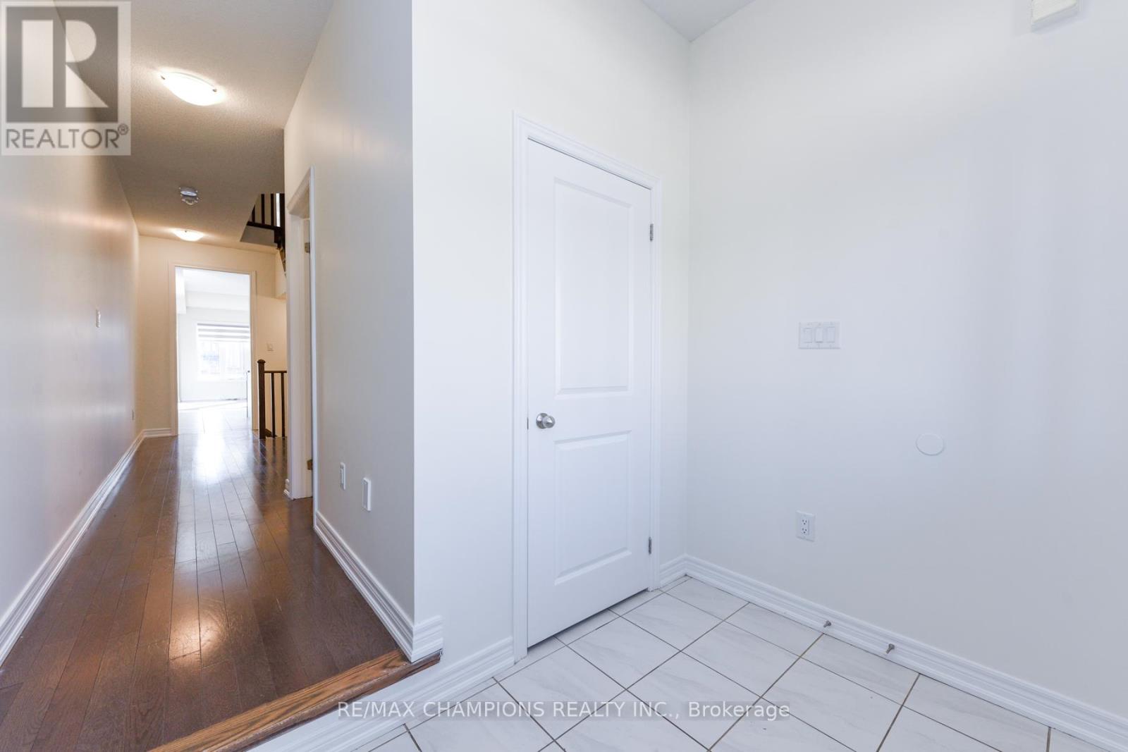121 Adventura Road, Brampton, Ontario  L7A 0B7 - Photo 3 - W12598638
