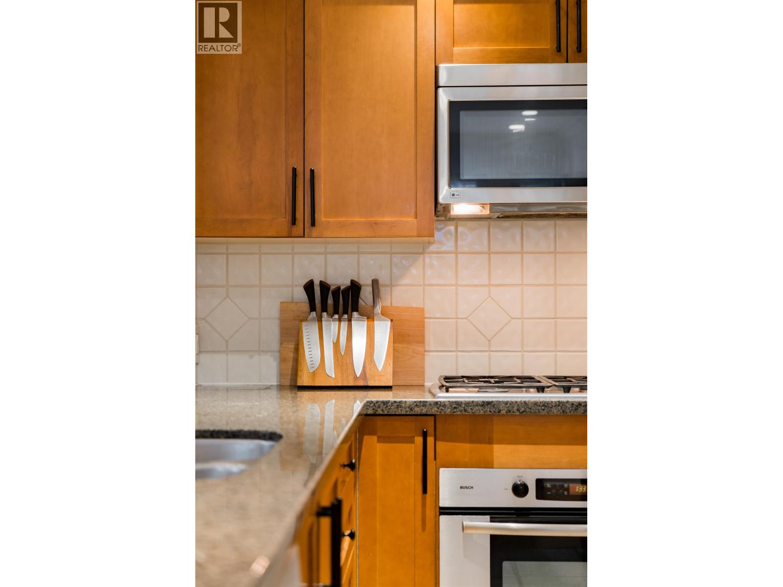 2460 Sasamat Street, Vancouver, British Columbia  V6R 4S8 - Photo 10 - R3071993