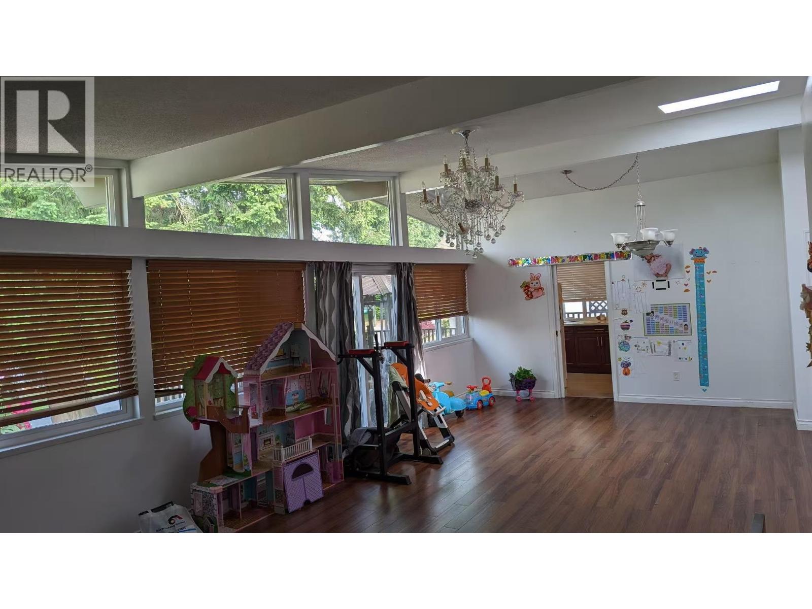 Upper 7192 Paulus Crescent, Burnaby, British Columbia  V5A 1P5 - Photo 3 - R3072000