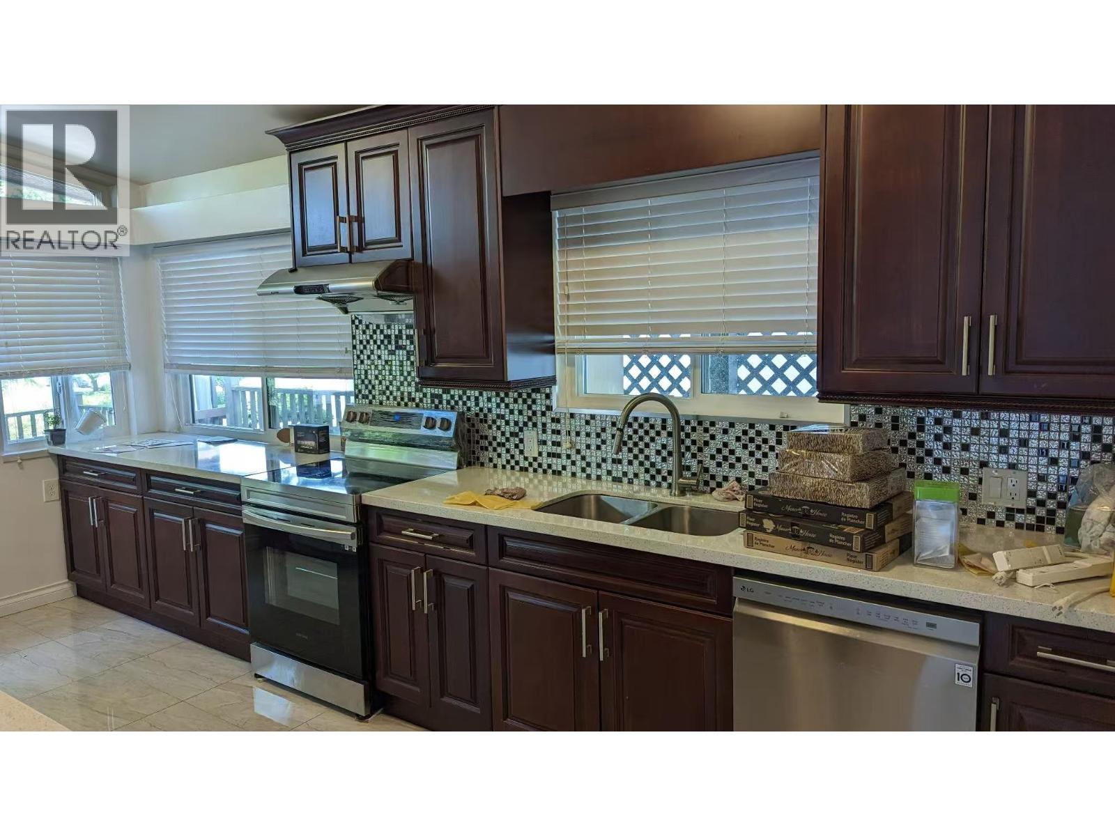 Upper 7192 Paulus Crescent, Burnaby, British Columbia  V5A 1P5 - Photo 4 - R3072000