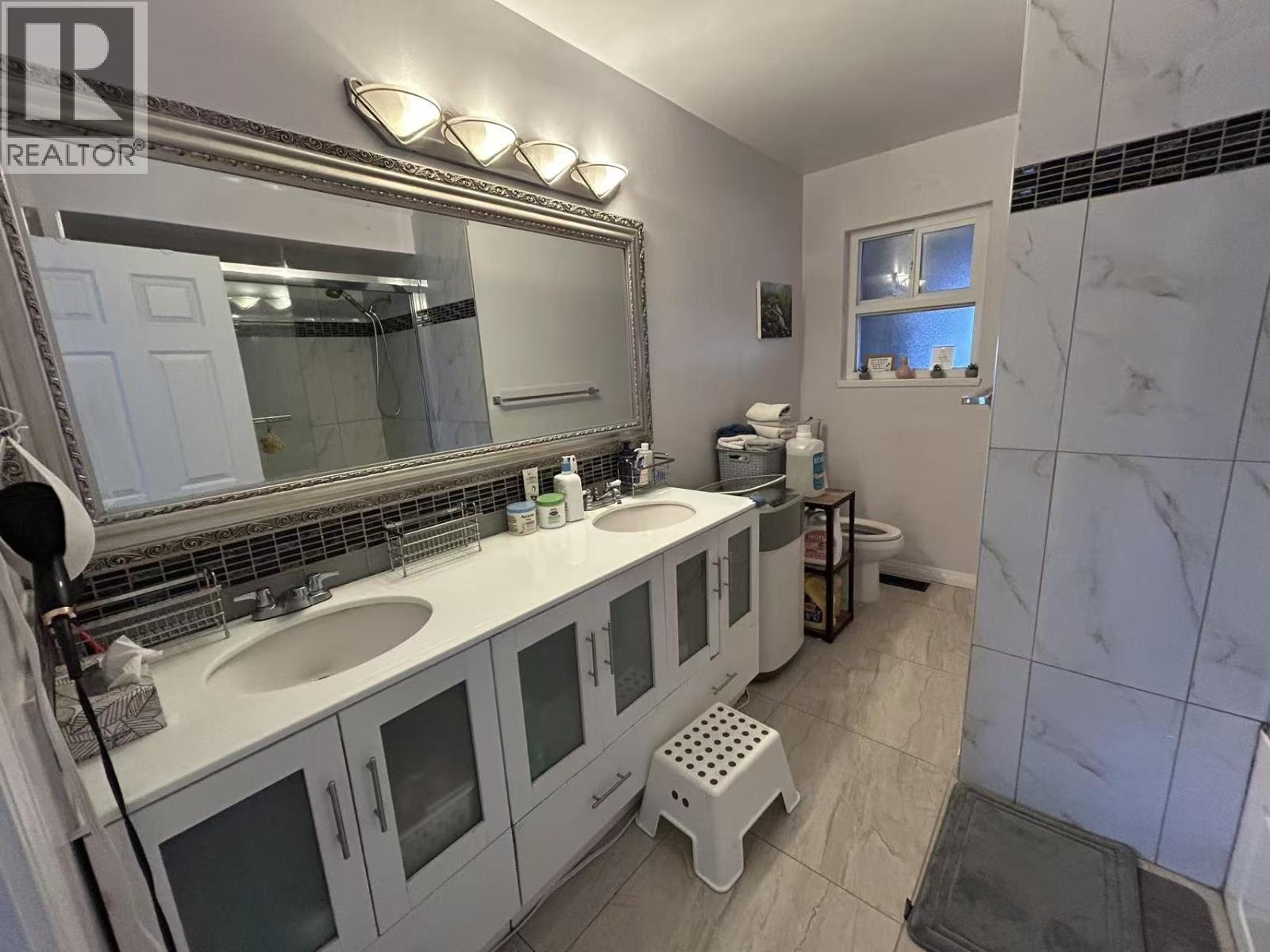 Upper 7192 Paulus Crescent, Burnaby, British Columbia  V5A 1P5 - Photo 6 - R3072000