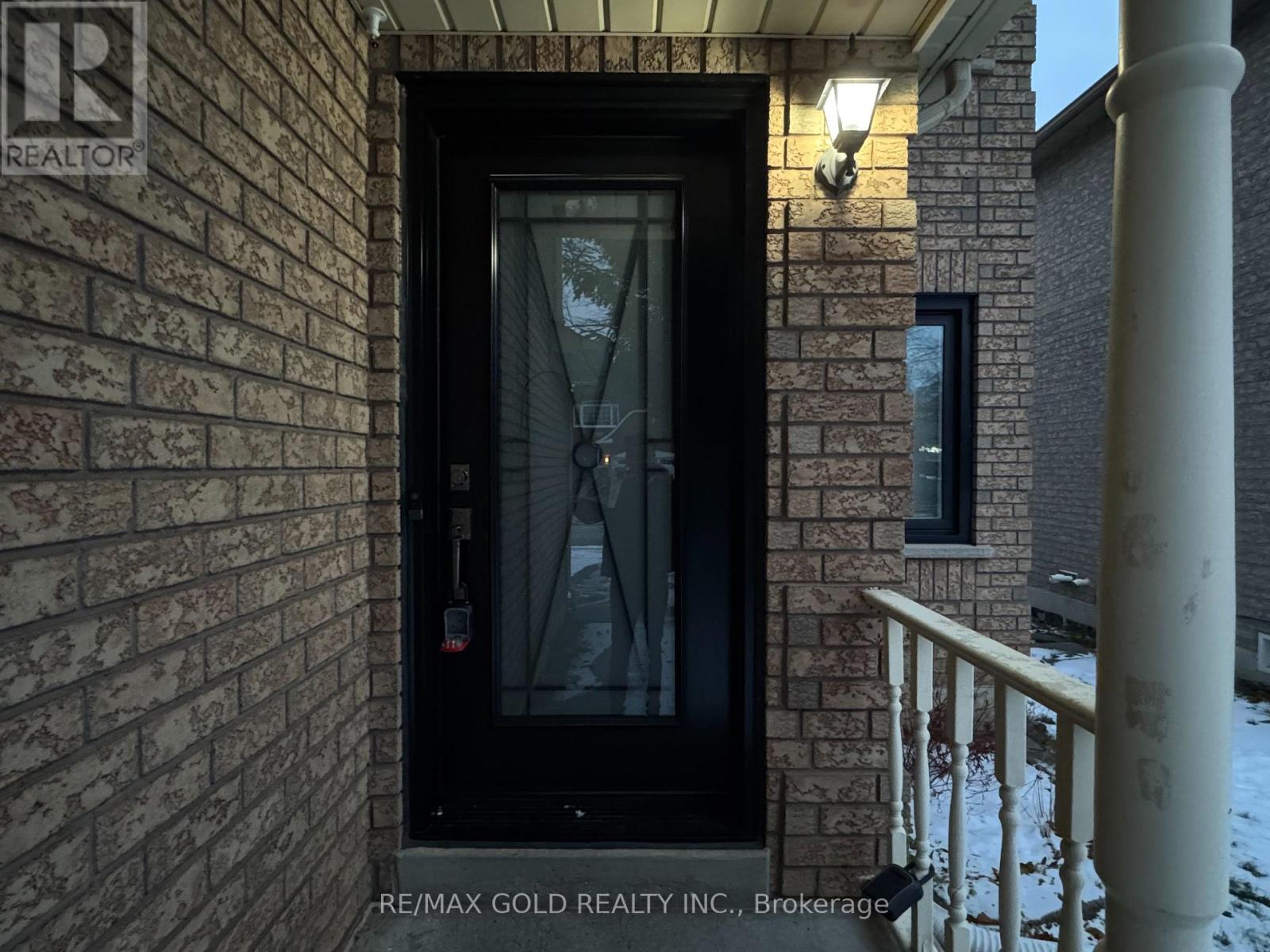 9 Upwood Place, Brampton, Ontario  L6R 1T3 - Photo 2 - W12599592