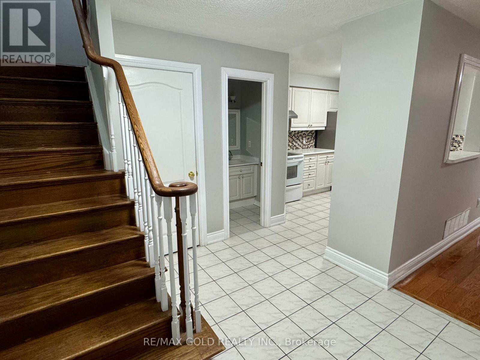 9 Upwood Place, Brampton, Ontario  L6R 1T3 - Photo 3 - W12599592