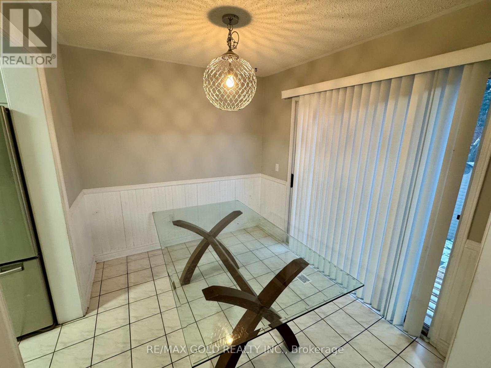 9 Upwood Place, Brampton, Ontario  L6R 1T3 - Photo 6 - W12599592