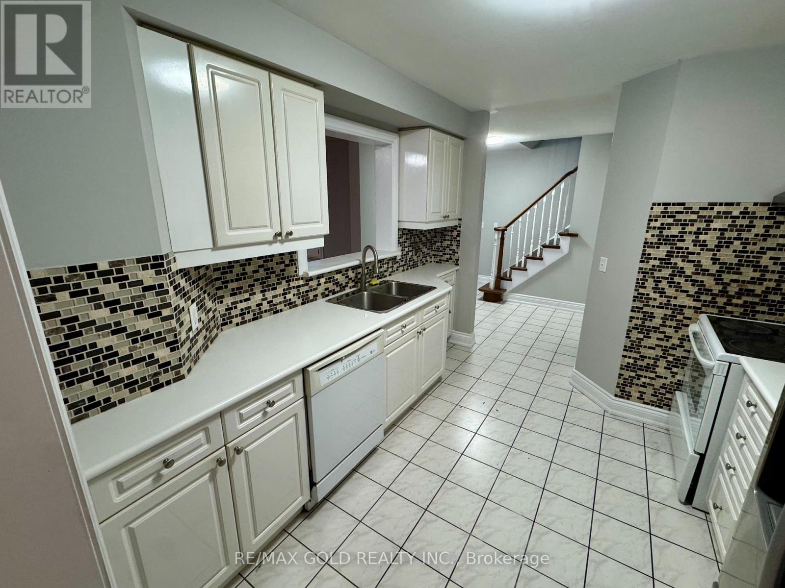 9 Upwood Place, Brampton, Ontario  L6R 1T3 - Photo 8 - W12599592