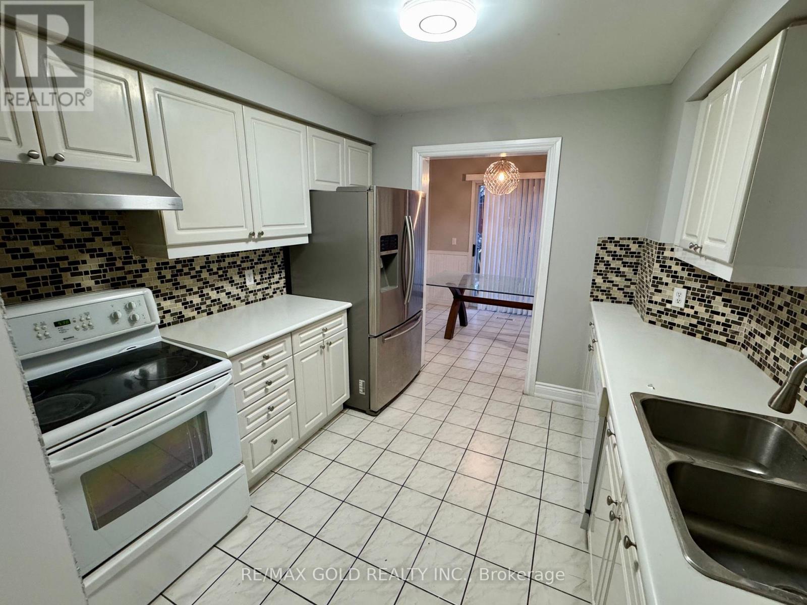 9 Upwood Place, Brampton, Ontario  L6R 1T3 - Photo 9 - W12599592