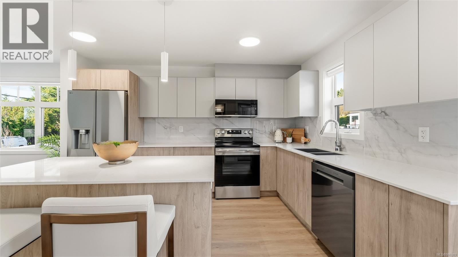 4-203 4201 Tyndall Ave, Saanich, British Columbia  V8N 3R9 - Photo 2 - 986389