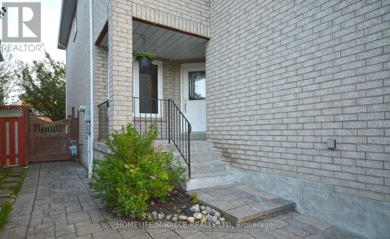 833 Mays Crescent, Mississauga (East Credit), Ontario  L5V 2G6 - Photo 2 - W12599686