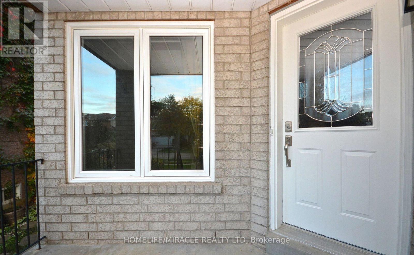 833 Mays Crescent, Mississauga (East Credit), Ontario  L5V 2G6 - Photo 3 - W12599686