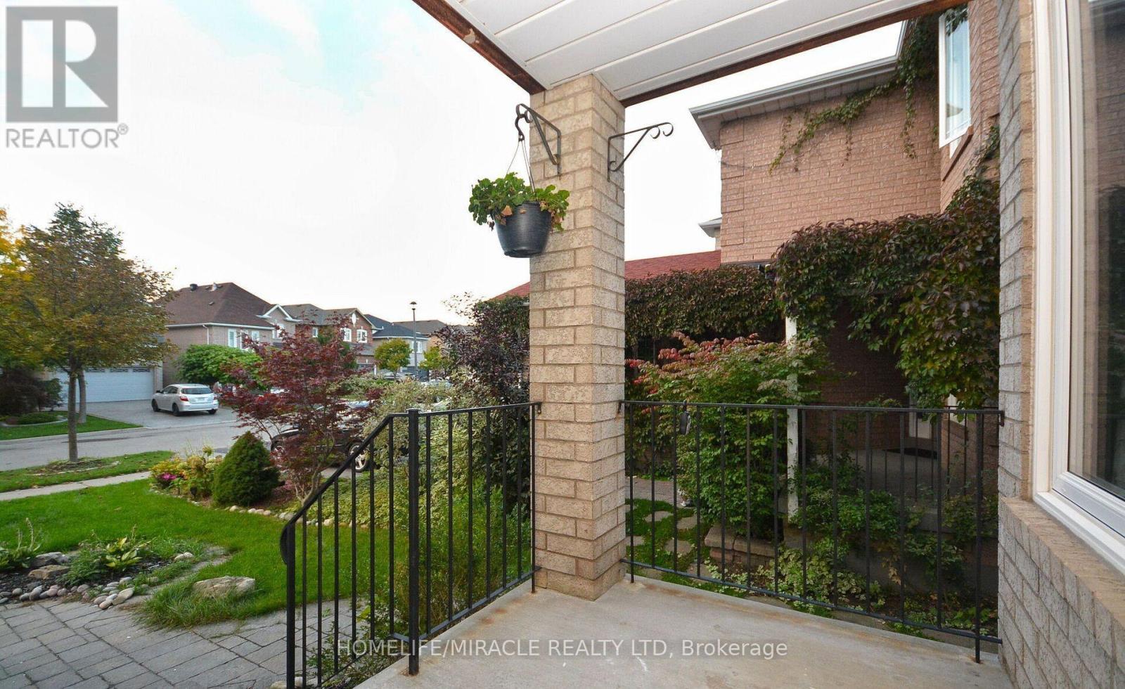 833 Mays Crescent, Mississauga (East Credit), Ontario  L5V 2G6 - Photo 4 - W12599686