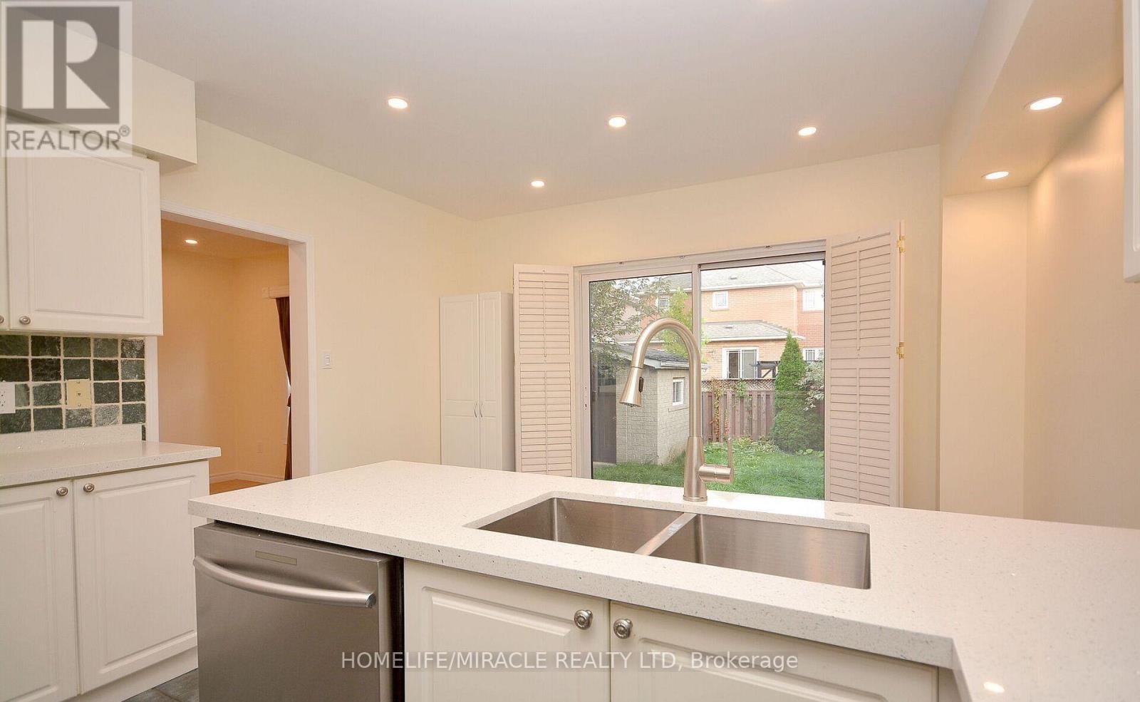 833 Mays Crescent, Mississauga (East Credit), Ontario  L5V 2G6 - Photo 8 - W12599686