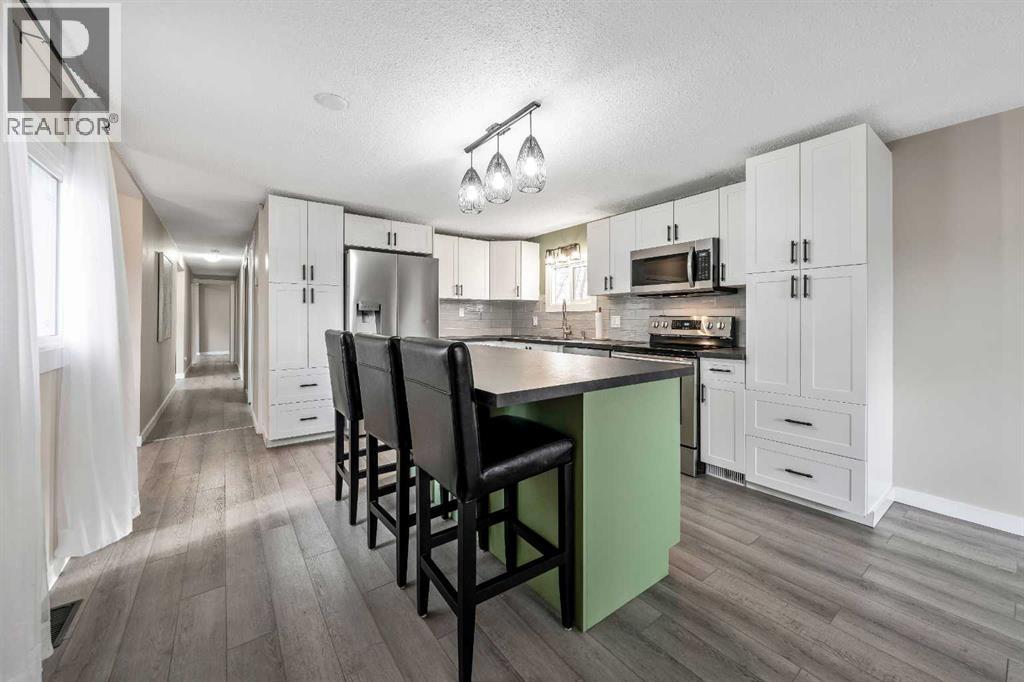 136 Brentwood Place, Strathmore, Alberta  T1P 1E4 - Photo 3 - A2268761