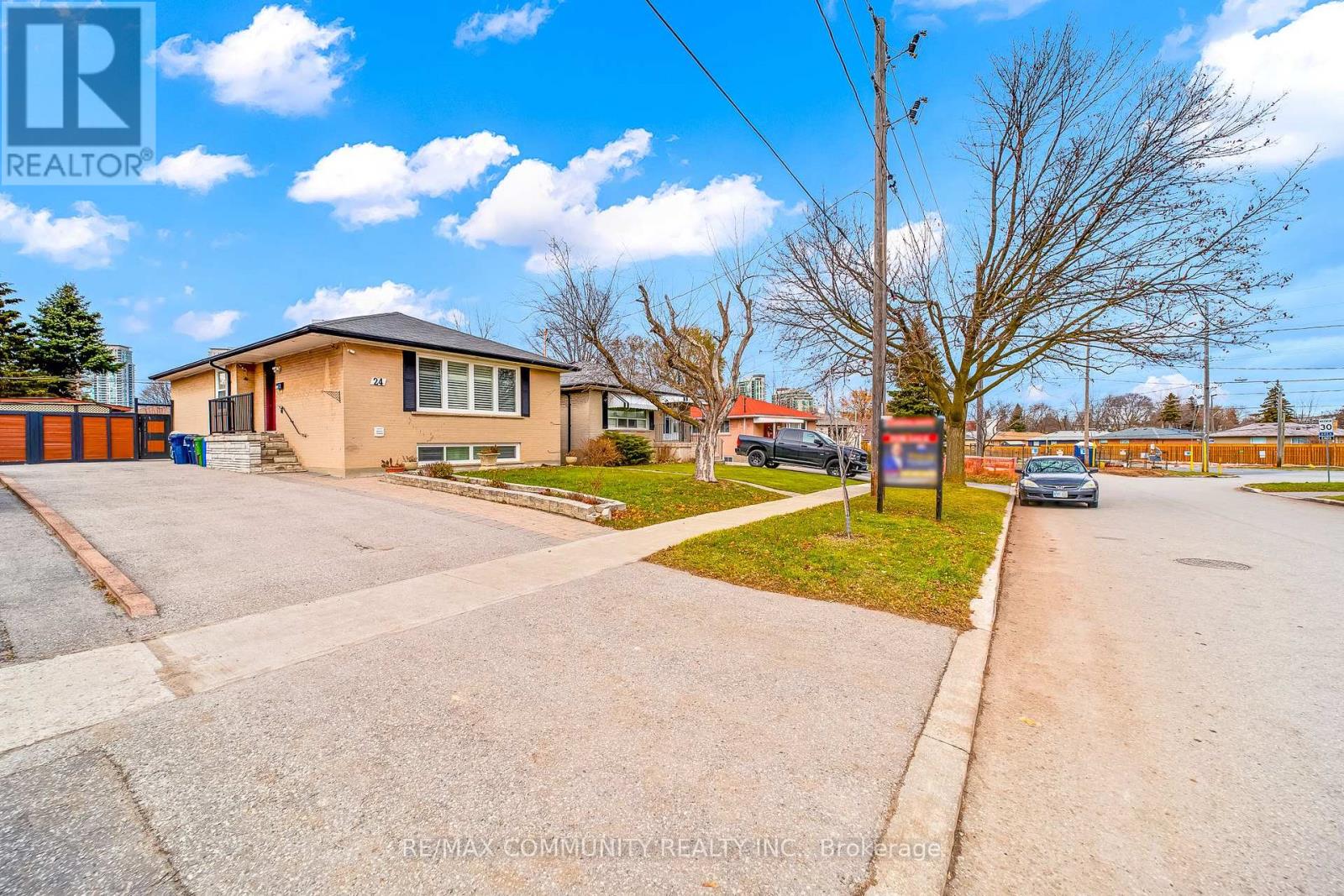 24 HURLEY CRESCENT, Toronto, Ontario