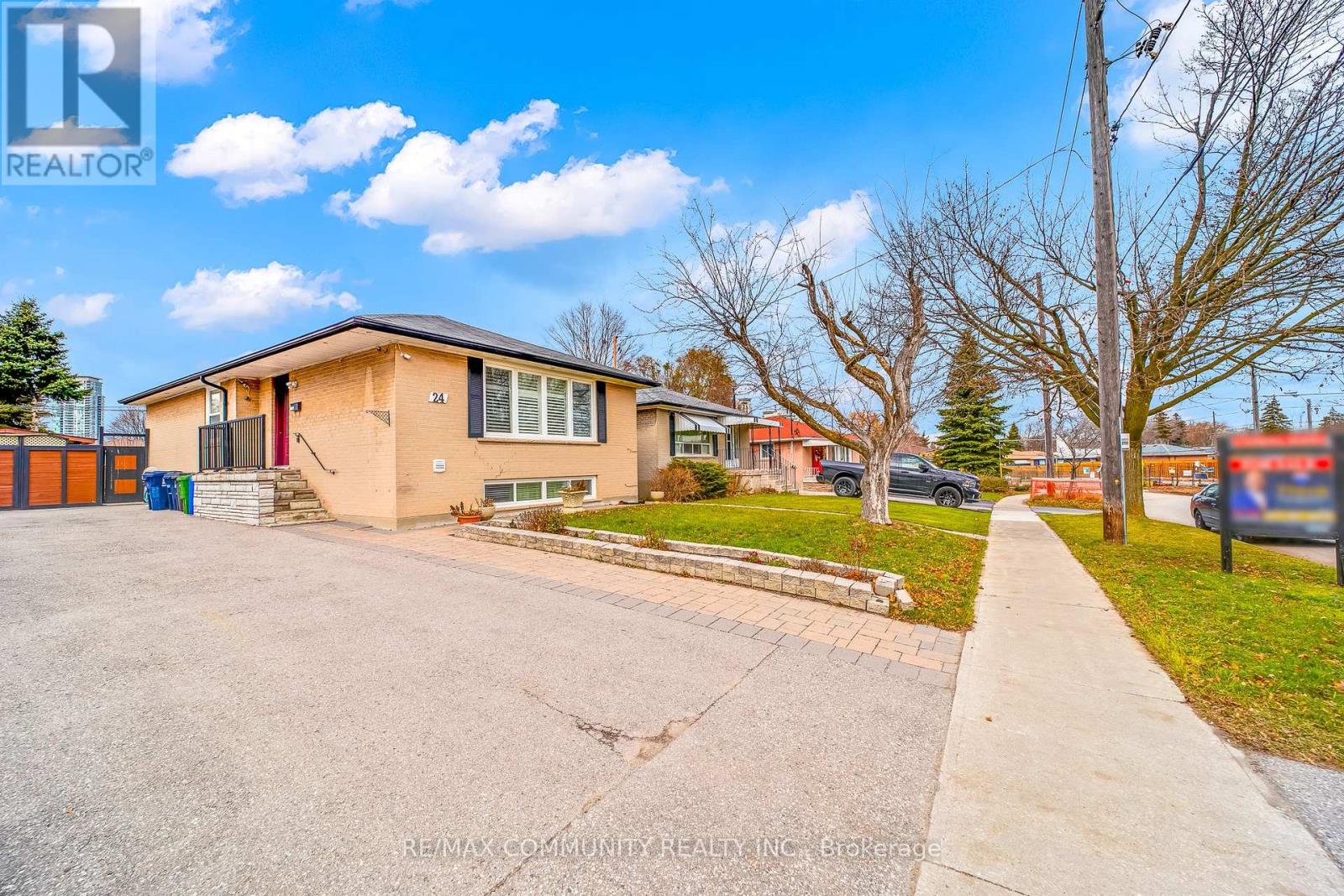 24 Hurley Crescent, Toronto, Ontario  M1P 4H4 - Photo 2 - E12599716