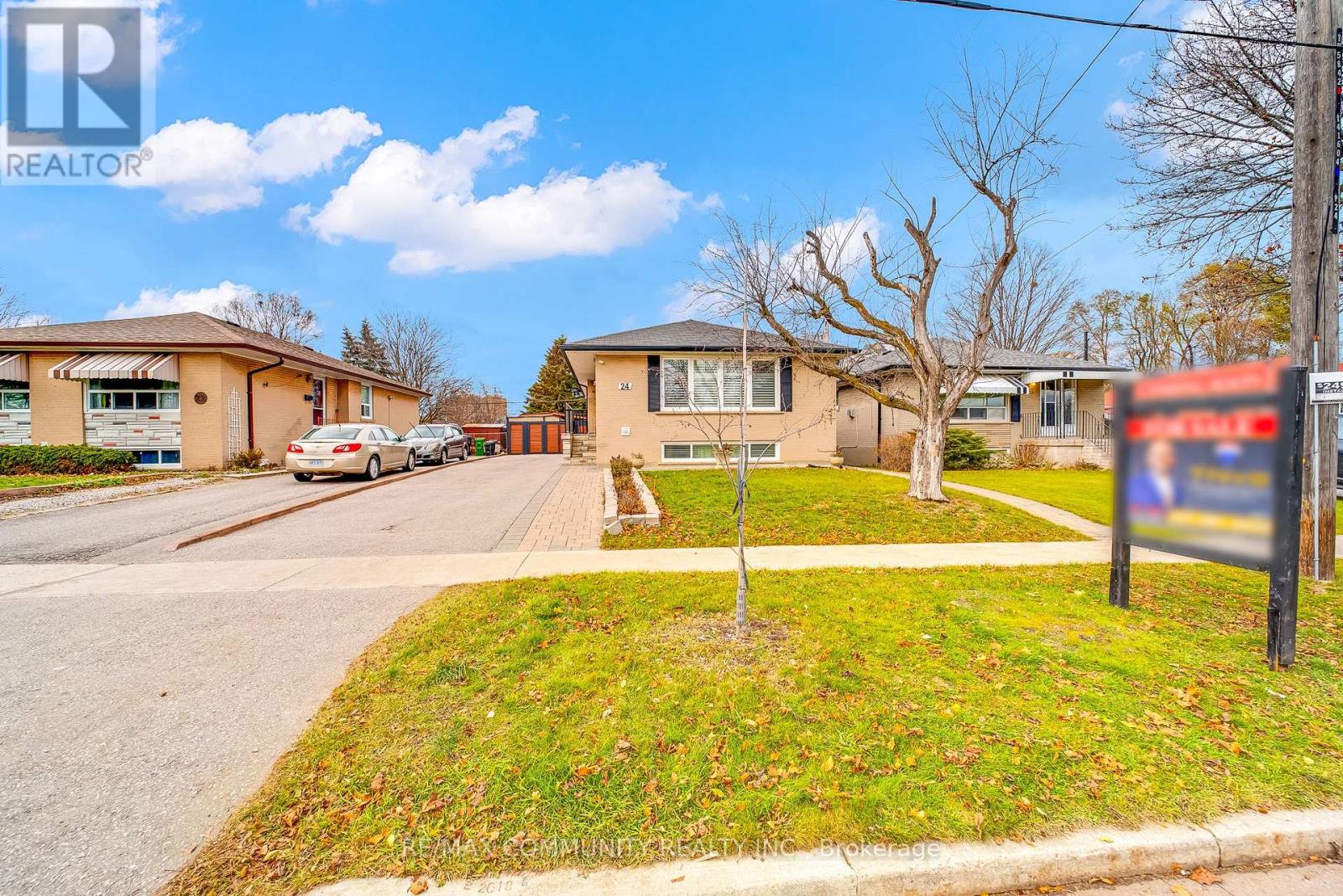 24 Hurley Crescent, Toronto, Ontario  M1P 4H4 - Photo 4 - E12599716